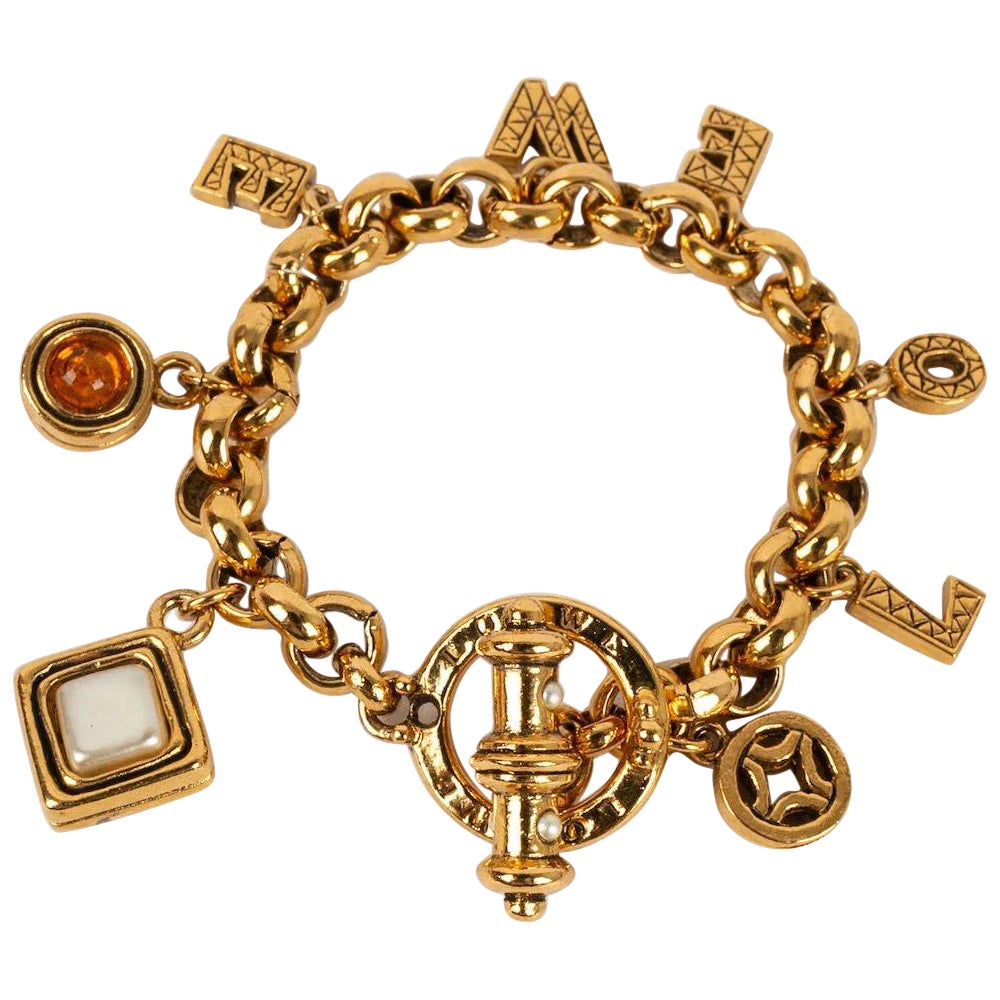 Pulsera de metal dorado con charms Loewe en venta