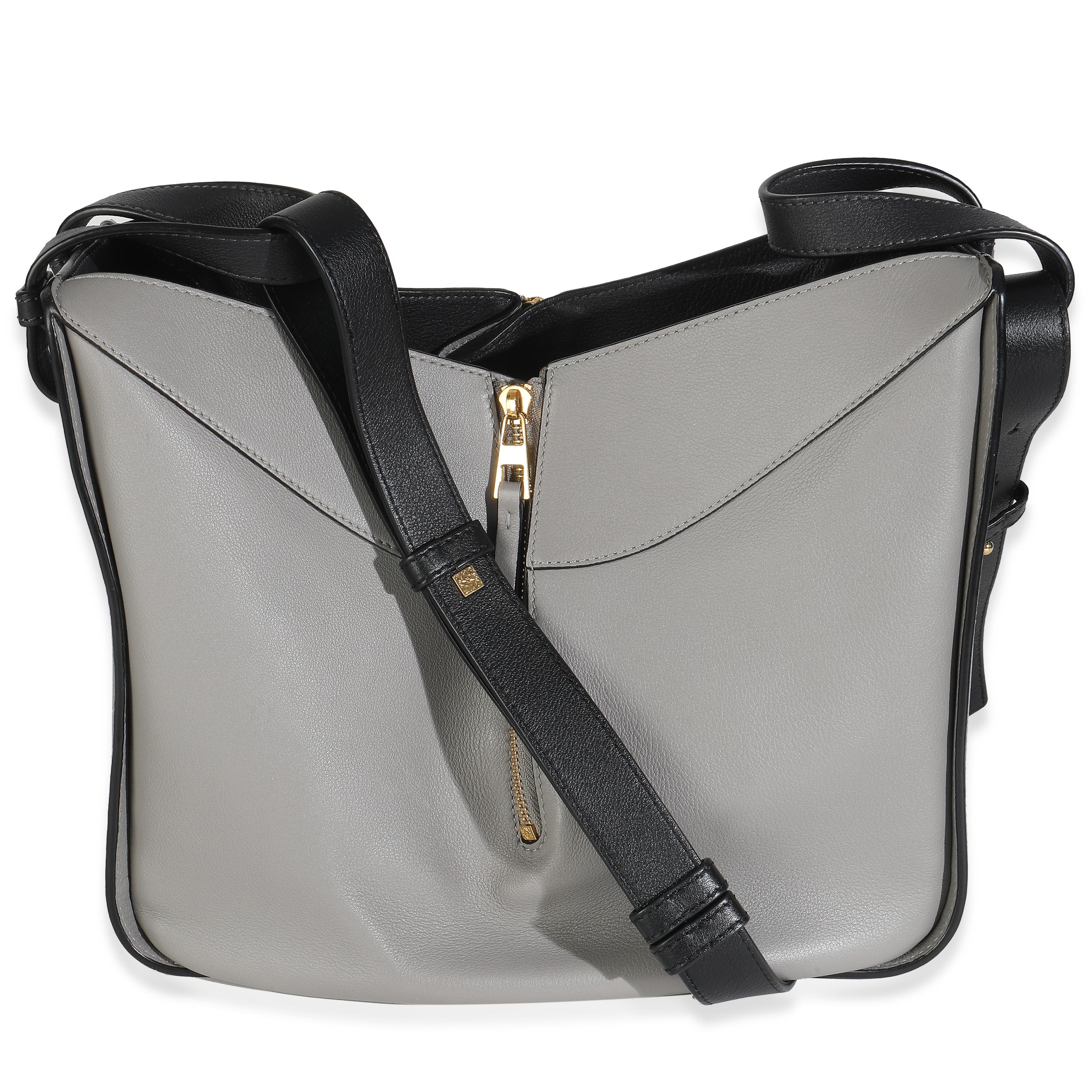 Título del listado: Bolso mediano Hammock de piel de becerro negro gris de Loewe
SKU: 148018
Estado: Seminuevo 
Estado del bolso: Excelente
Comentarios sobre el estado: El artículo está en excelentes condiciones y muestra ligeros signos de desgaste.