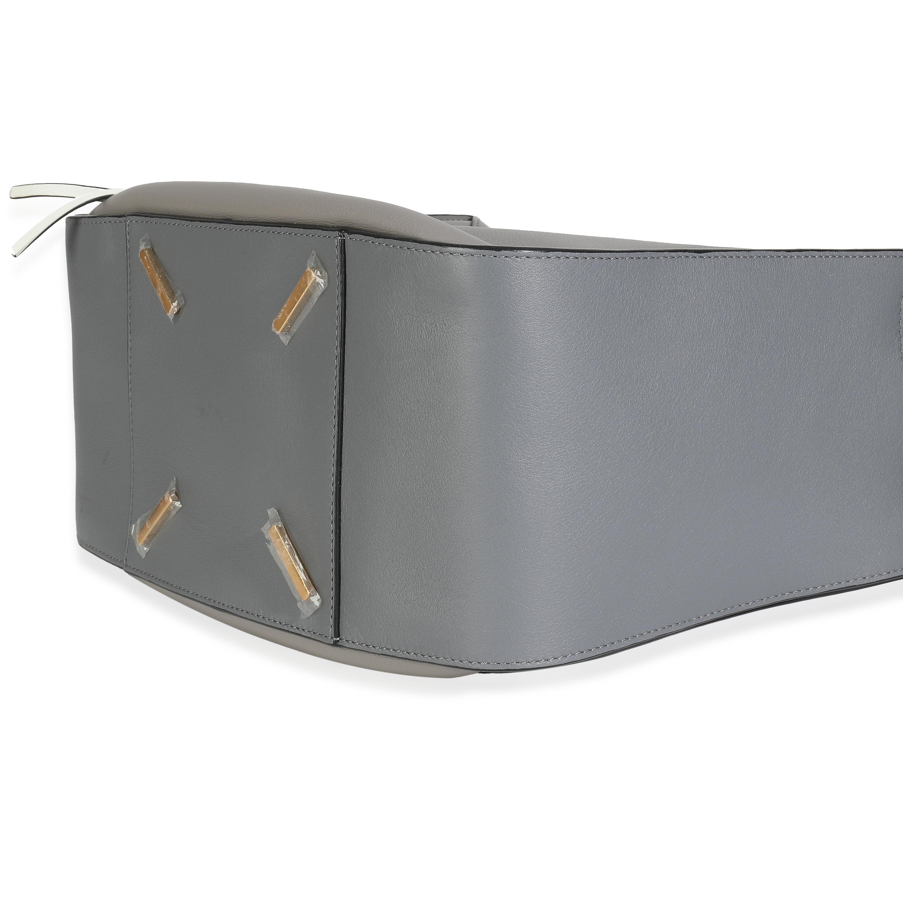 Bolso mediano Hammock de piel de becerro negro gris de Loewe en venta 2