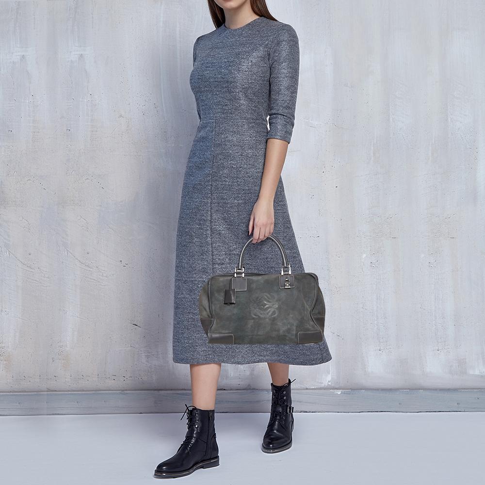 A spacious and stylish bag that can hold more than just your essentials with ease, the Amazona is one of the most popular bags from Loewe. A must-have for women on the go, it has a functional shape. Crafted in grey leather and suede, this bag is