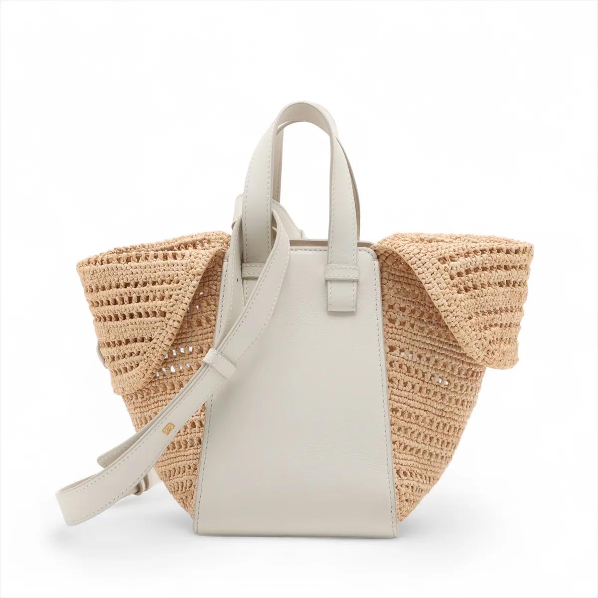 *Loewe Hammock Borsa a tracolla compatta in pelle di rafia Bianco x Beige In condizioni buone in vendita a Indianapolis, IN