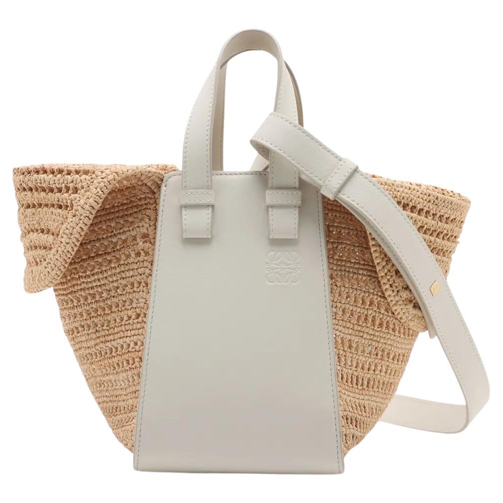 *Loewe Hammock Borsa a tracolla compatta in pelle di rafia Bianco x Beige in vendita