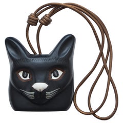 LOEWE - Collier grand chat en cuir peint à la main:: couleur menthe