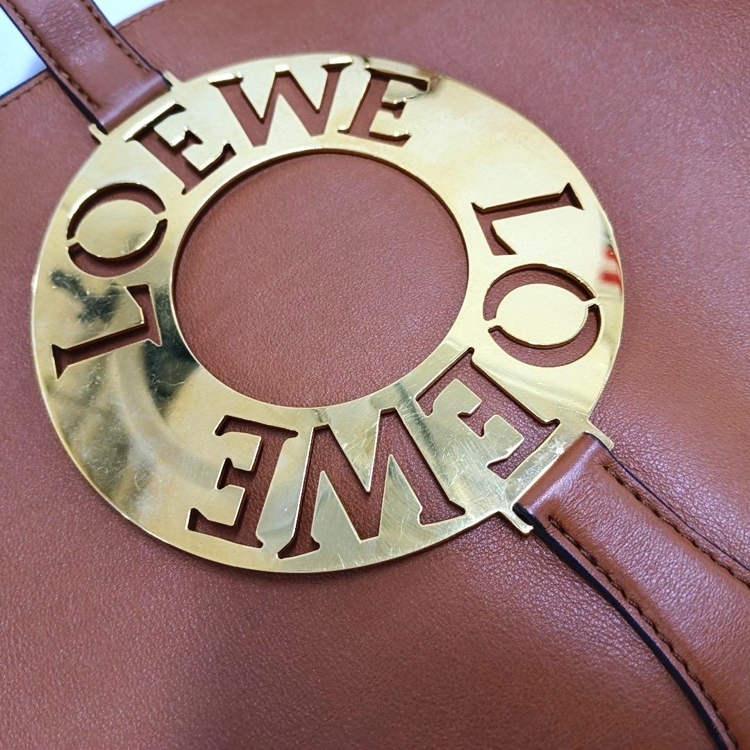 Loewe Joyce Tan Brown Leather Metal Embellished Shoulder Bag im Angebot 6