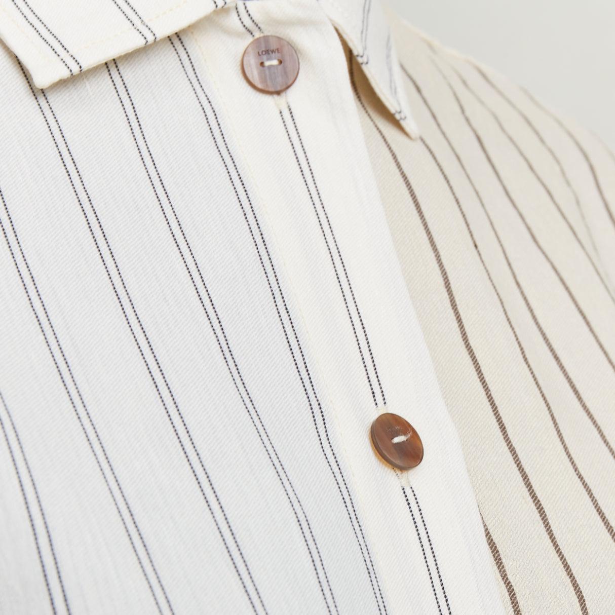 LOEWE JW ANDERSON - camicia boxy cropped in cotone e lino gessato color crema FR34 XS
Riferimento: SNKO/A00596
Marchio: Loewe
Designer: JW Anderson
Materiale: Cotone, lino
Colore: Crema, Beige
Modello: Gessato
Chiusura: bottone
Dettagli extra: La