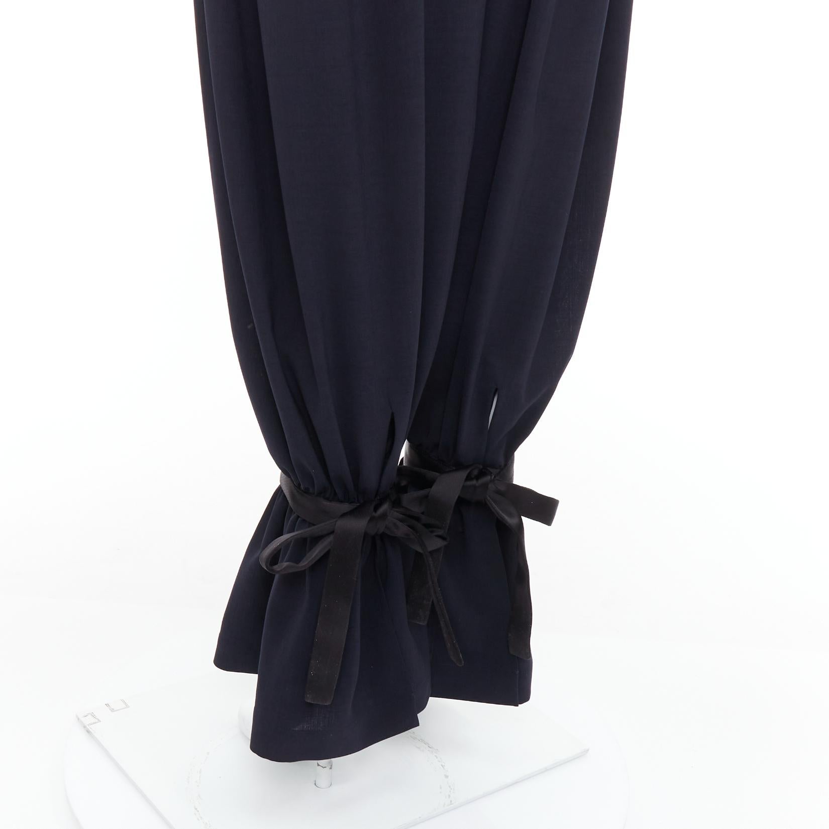 LOEWE JW Anderson Runway Rushed azul marino negro volante peplum puño ballon pantalones FR36 S
Referencia: TGAS/E00417
Marca: Loewe
Diseñador: JW Anderson
Model No: Apurado
Material: Viscosa
Color: Negro, Azul marino
Patrón: Sólido
Cierre: Bragueta