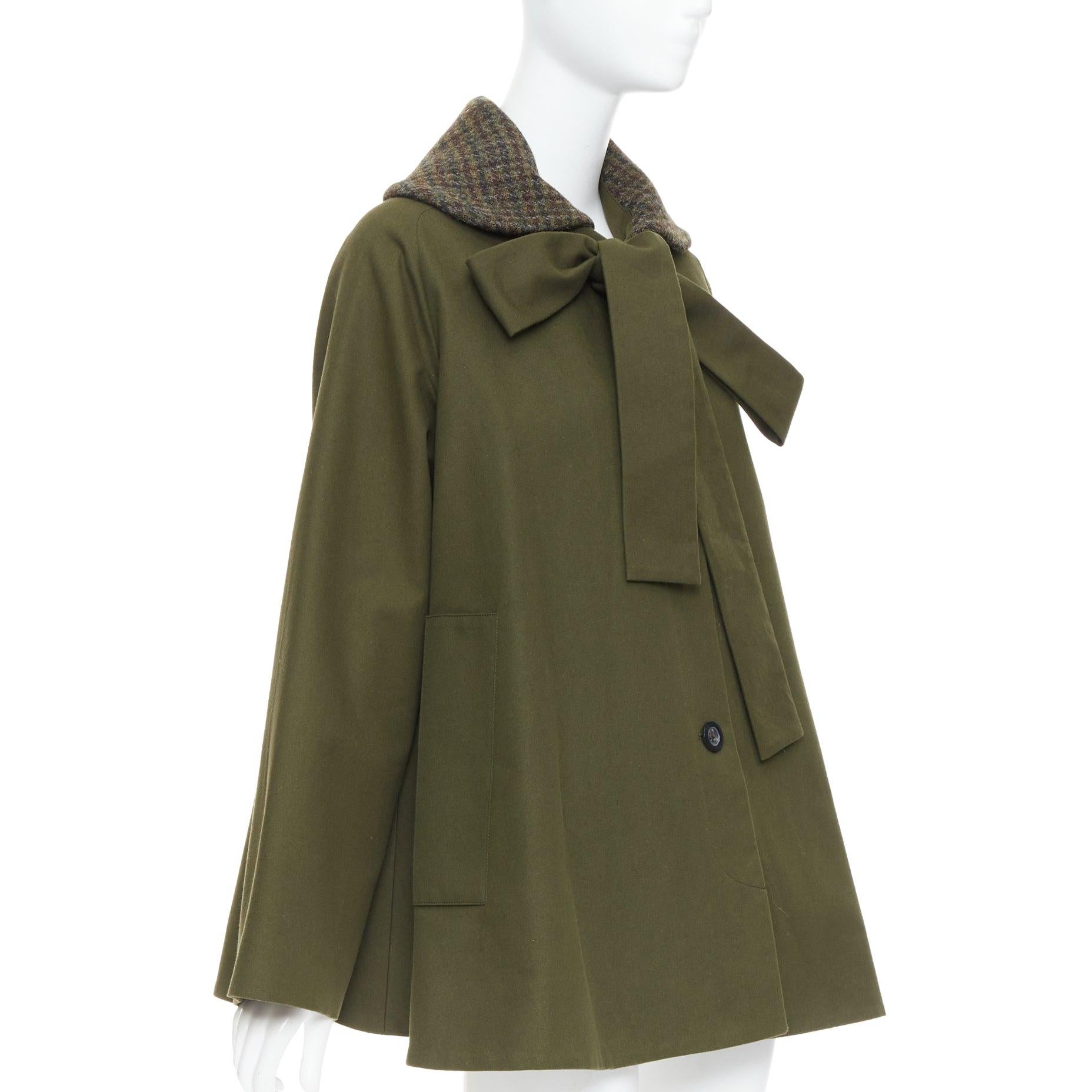 LOEWE khaki green cotton tweed collar bow neck swing coat FR34 XS
Reference: VACN/A00080
Brand: Loewe
Designer: JW Anderson
Material: Cotton, Tweed, Leather
Color: Green, Brown
Pattern: Tweed
Closure: Tie Neck
Lining: Green Fabric
Extra Details: