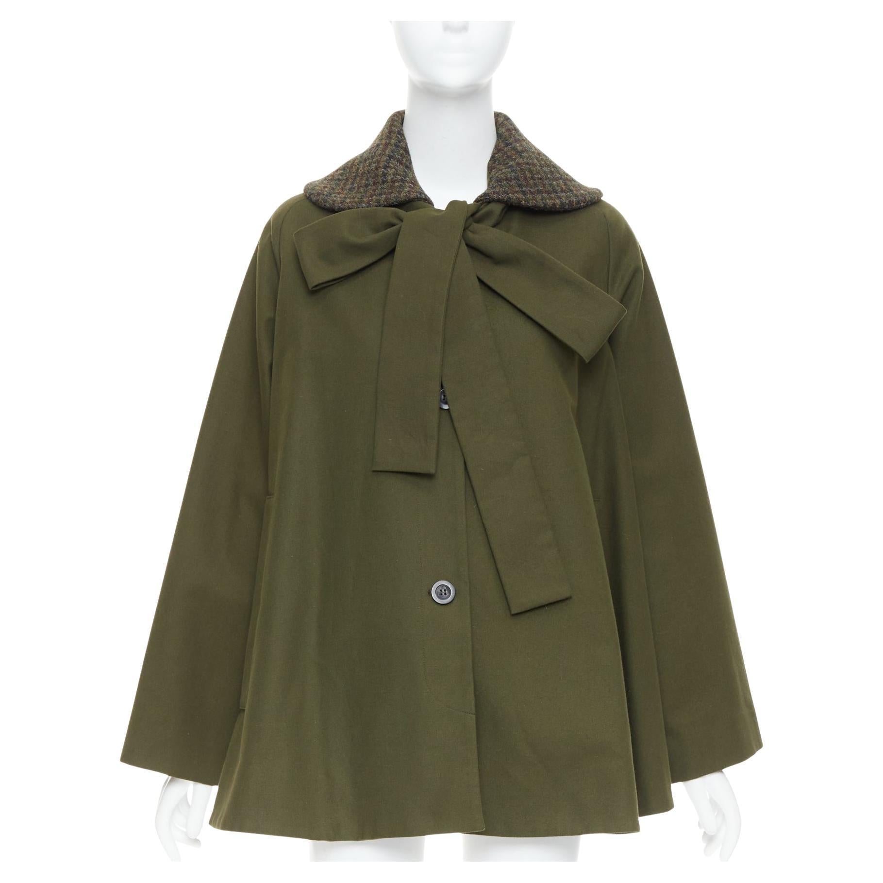 LOEWE khakigrüner Baumwoll- Tweed-Schwingmantel mit Kragen und Schleifenhalsausschnitt FR34 XS