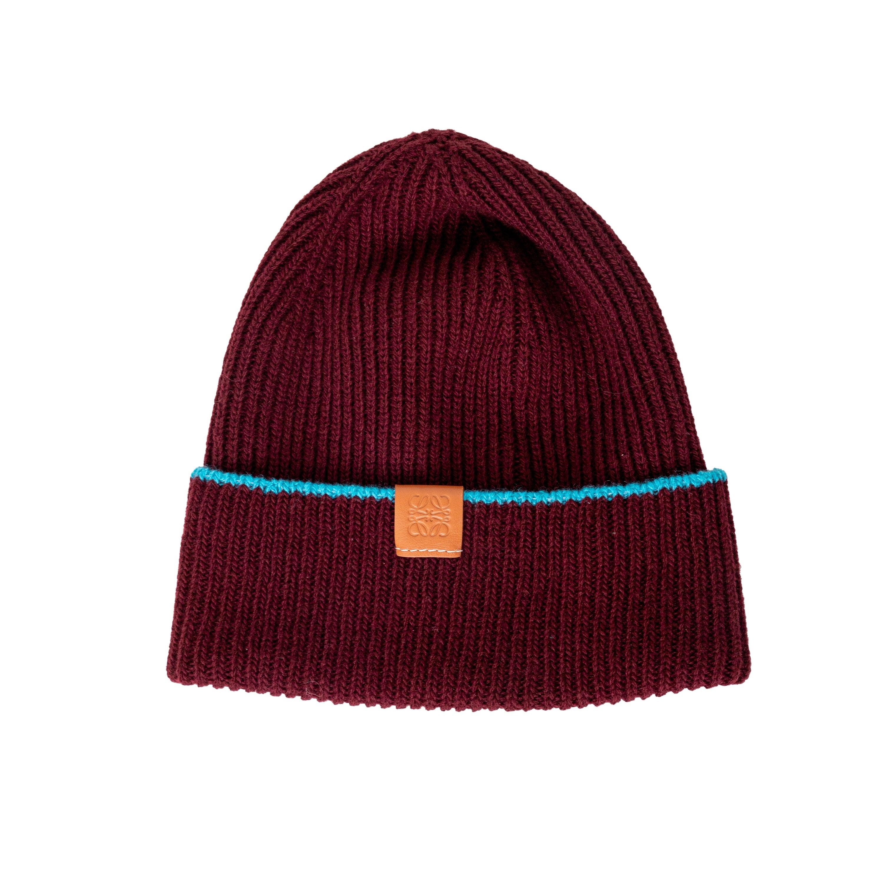 Migliora i tuoi accessori invernali con il set di guanti e cappello in maglia di Loewe. Realizzato con lana di alta qualità, questo set è caratterizzato da un elegante colore bordeaux intenso e da un tocco di blu turchese. La toppa in pelle marrone,