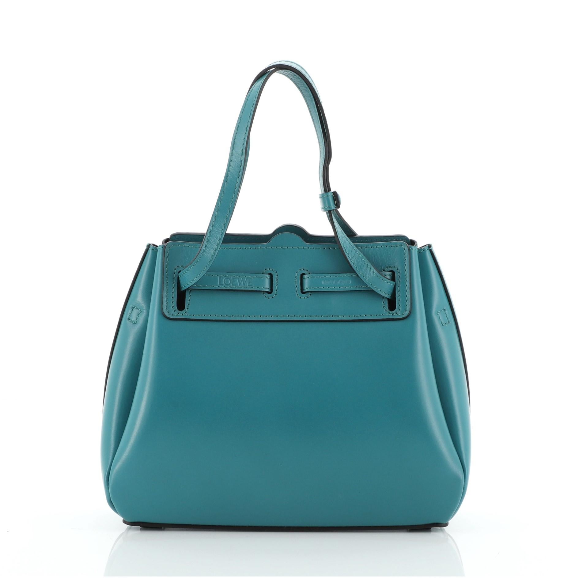 Loewe Lazo Bag Leather Mini
Green Leather

Condition Details: Scuffs and marks on exterior, small indentations on interior base, scratches on hardware.

49819MSC

Height 7.5