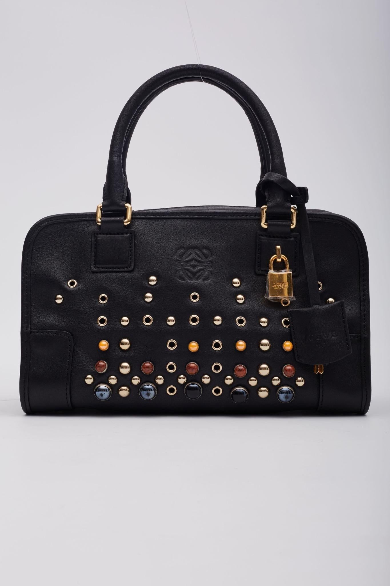 Color: Negro con adornos multicolores
Material: piel de becerro texturizada
Viene con: Bolsa guardapolvo
Estado: Muy bueno. Se entrega tal cual. Falta el adorno de piedra de la parte delantera.
Fabricado en España

Medidas~
Altura 6.2
Anchura