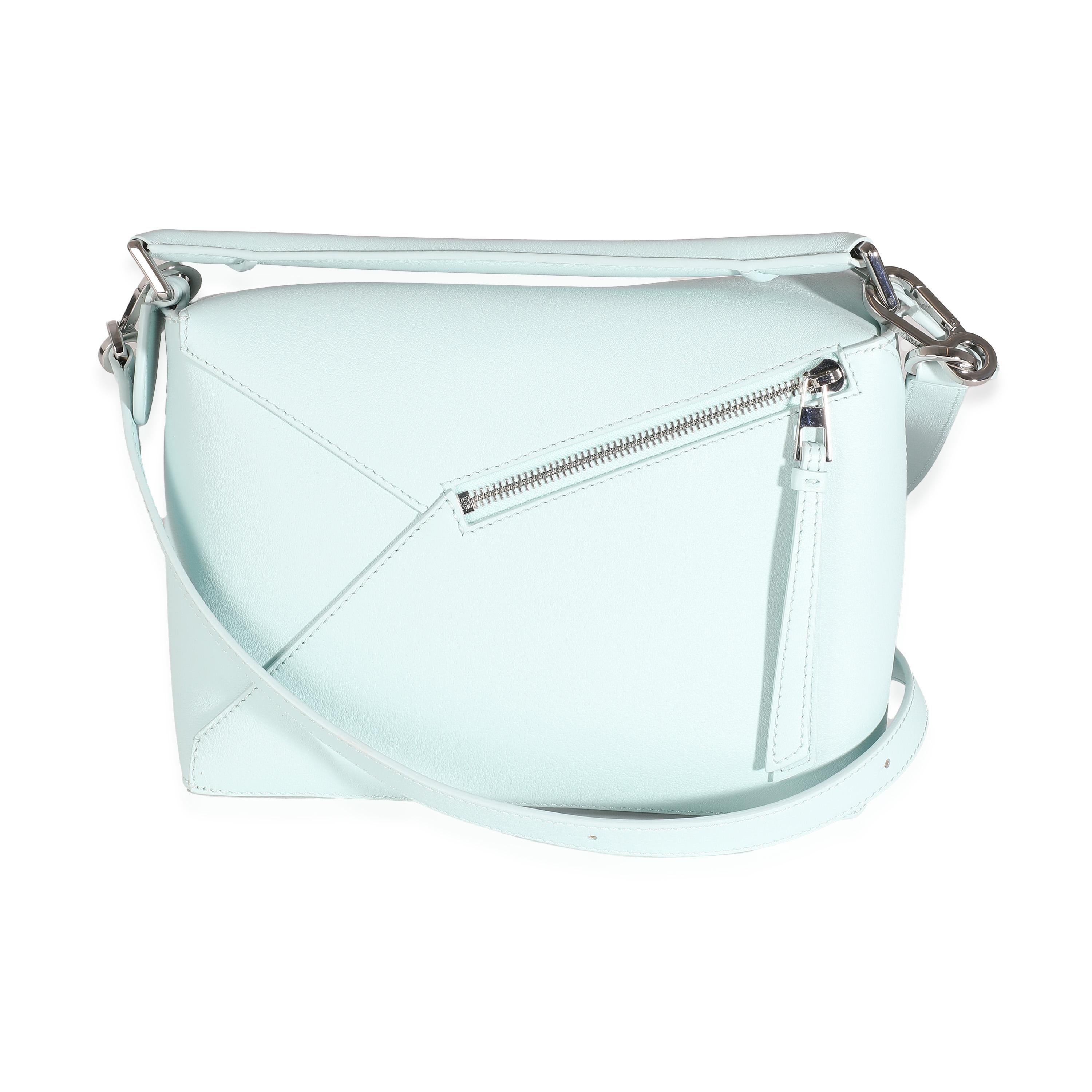 Titolo dell'inserzione: Loewe Borsa piccola con bordo a puzzle in pelle di vitello granulata blu chiaro
SKU: 143174
Condizioni: Usato 
Condizioni della borsa: Perfetta
Commenti sulle condizioni: L'articolo non presenta segni di usura.  Vendita