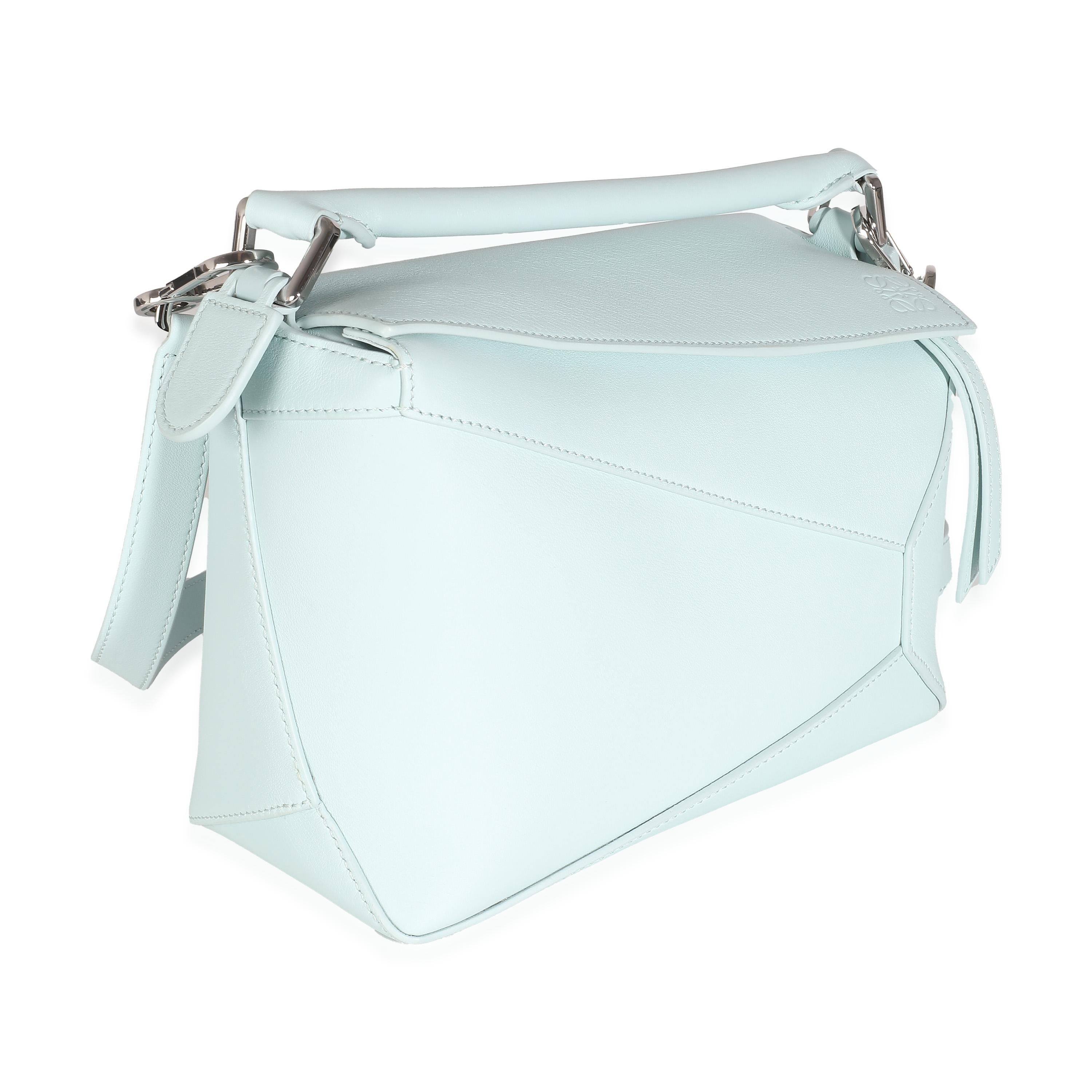 Grigio Loewe Borsa piccola con bordo a puzzle in pelle di vitello granulata blu chiaro in vendita