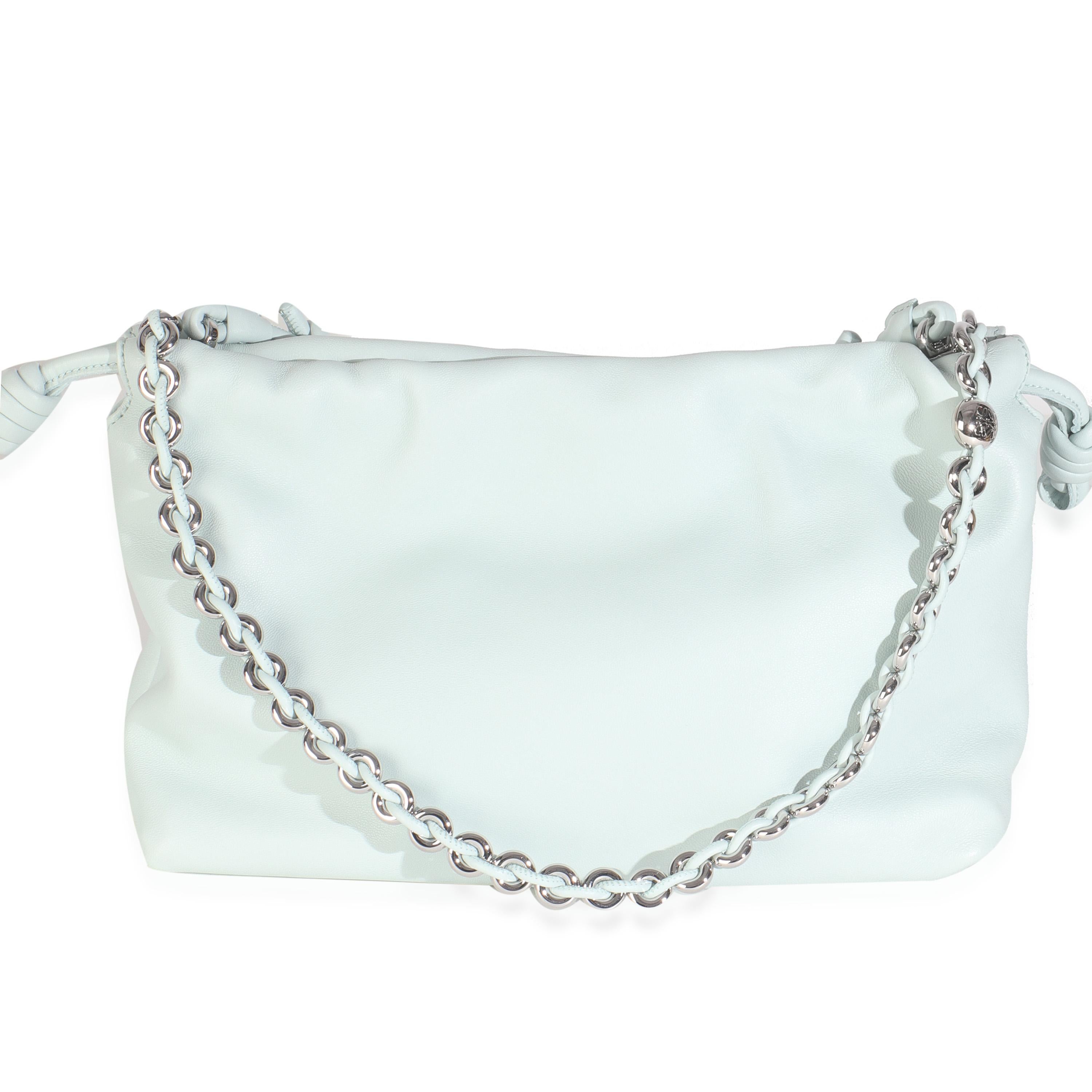 Titolo dell'elenco: Loewe Nappa Mellow Azzurro Media Ciambella Catena Flamenco
SKU: 149086
MSRP: 3990.00 USD
Condizioni: Usato 
Condizioni della borsa: Eccellente
Commenti sulle condizioni: L'articolo è in ottime condizioni e presenta leggeri segni