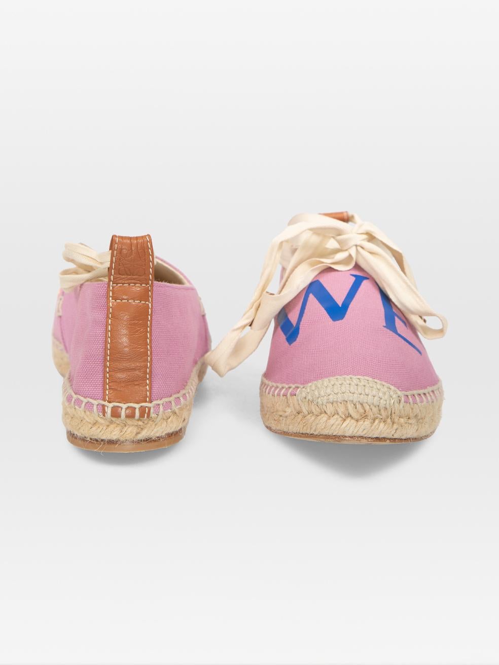 L'ÉTAT est très bon. L'usure des espadrilles est minime. Usure minime du ruban sur la chaussure gauche où une décoloration est visible sur cet article de revente de designer Loewe d'occasion. Cette paire de chaussures est livrée dans sa boîte