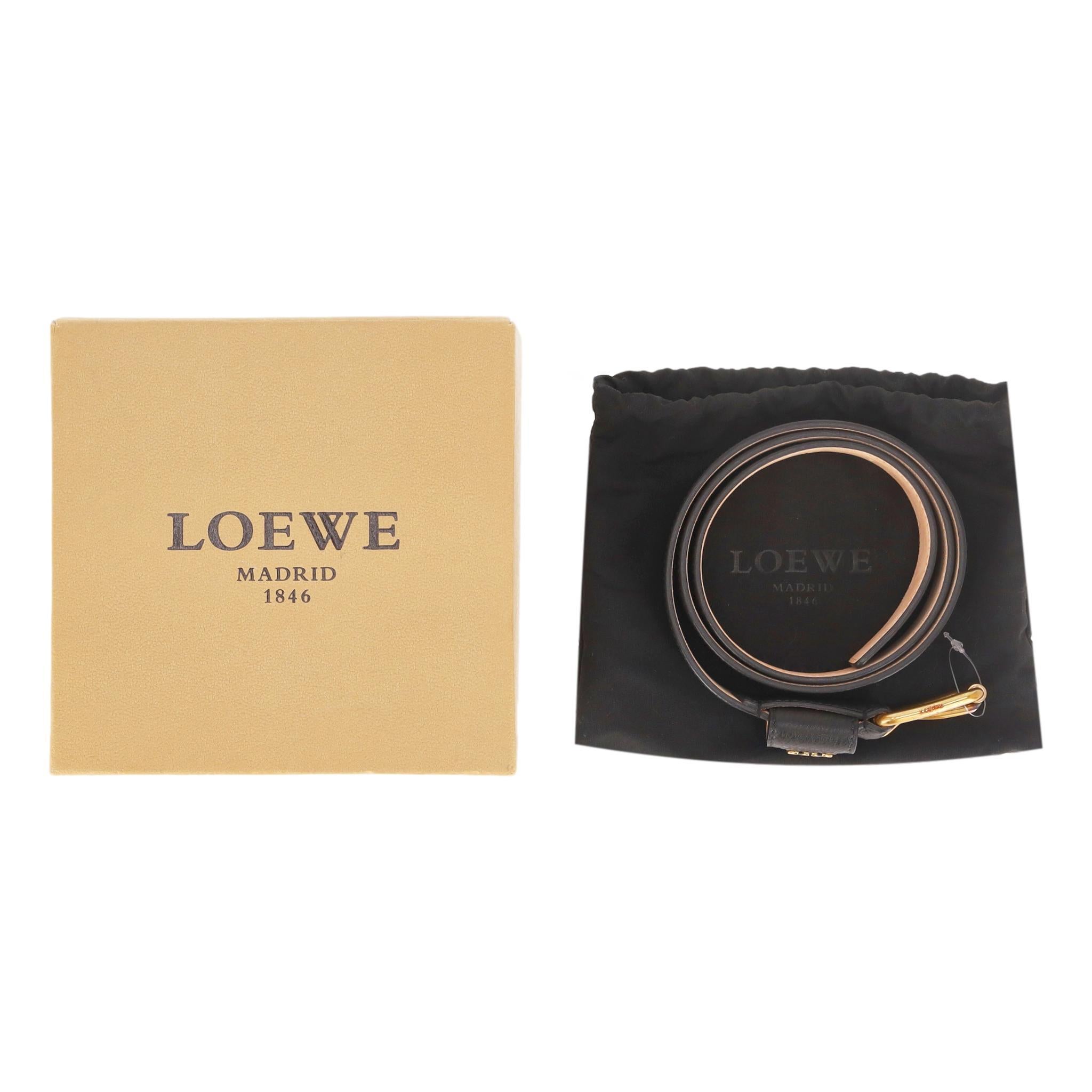 Cintura in pelle con logo Loewe

Cintura in pelle di vitello nera con fibbia in oro spazzolato, nome del designer inciso e firma Anagram sul davanti.

Si chiude con una fibbia.

Prezzo di listino circa 425 euro

Dimensioni - Lunghezza 98 cm,