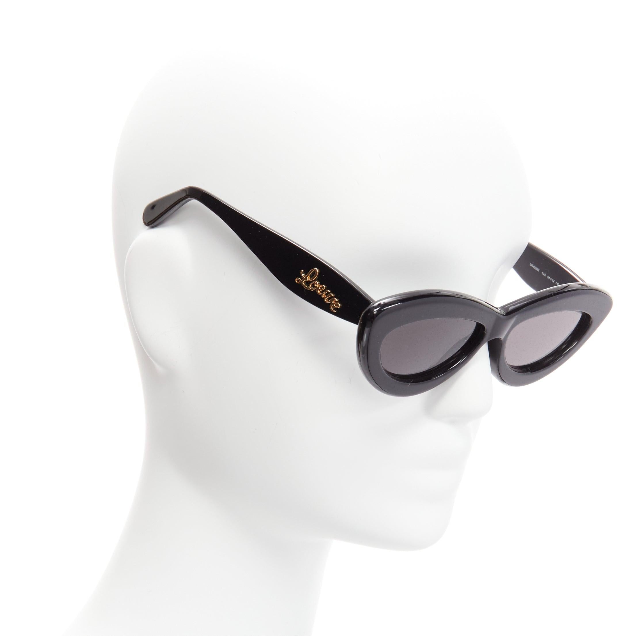 LOEWE LW400961 black acetate gold cursive logo thick frame cat eye sunglasses
Reference: LNKO/A02196
Brand: Loewe
Designer: JW Anderson
Model: LW400961
Material: Acetate
Color: Black, Gold
Pattern: Solid
Extra Details: Logo on arms.
Made in: