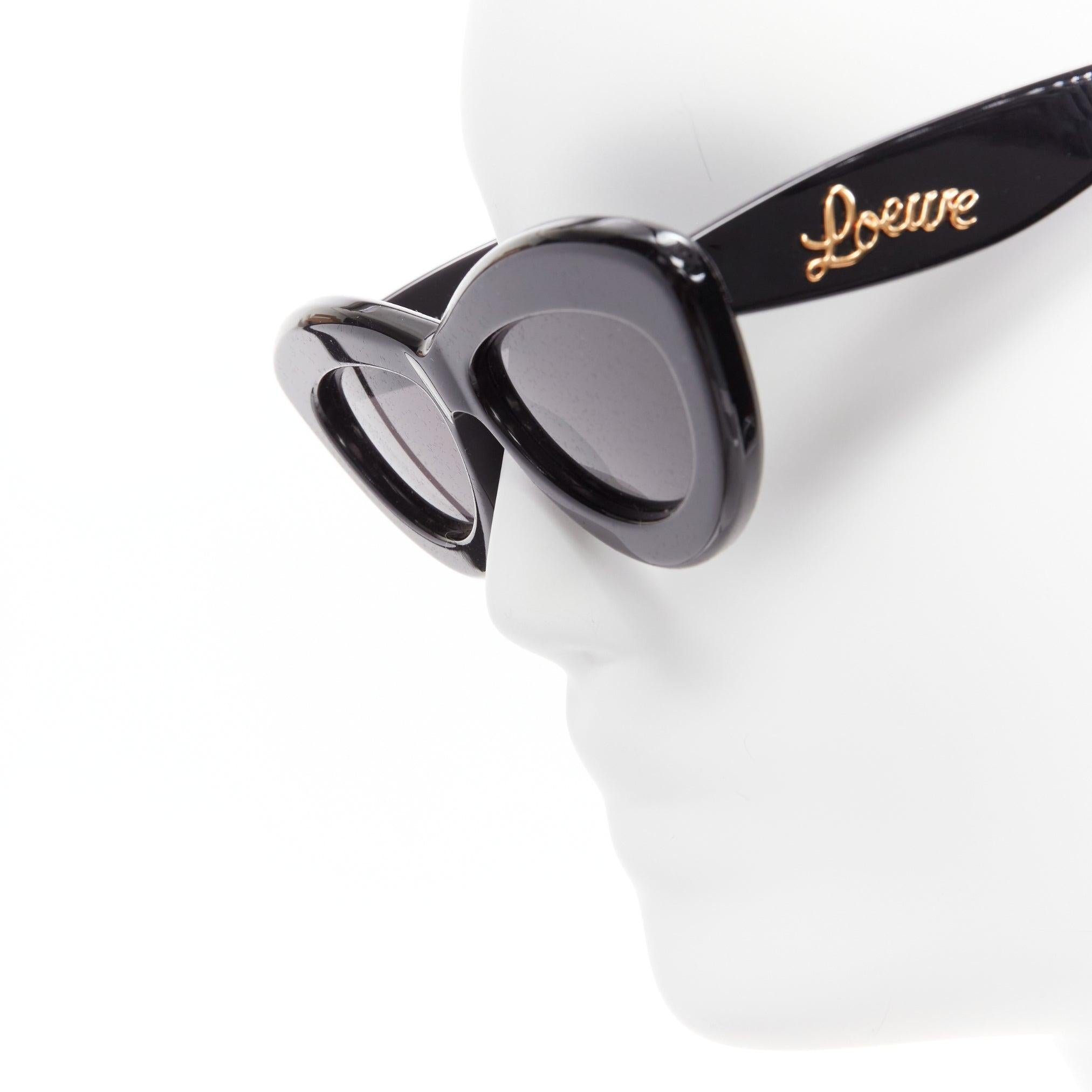 LOEWE LW400961 lunettes de soleil yeux de chat à monture épaisse en acétate noir et logo cursif doré en vente 2