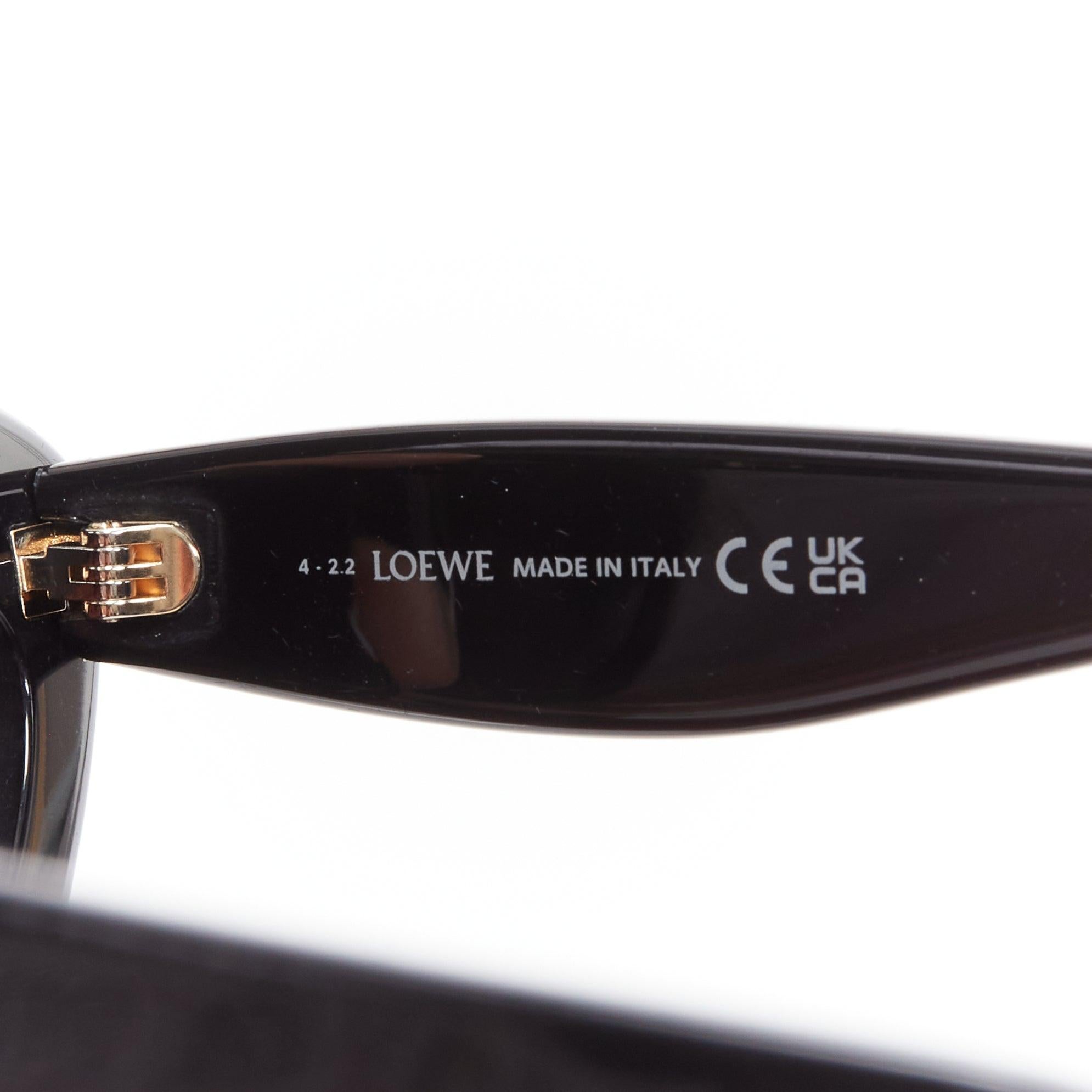 LOEWE LW400961 lunettes de soleil yeux de chat à monture épaisse en acétate noir et logo cursif doré en vente 3