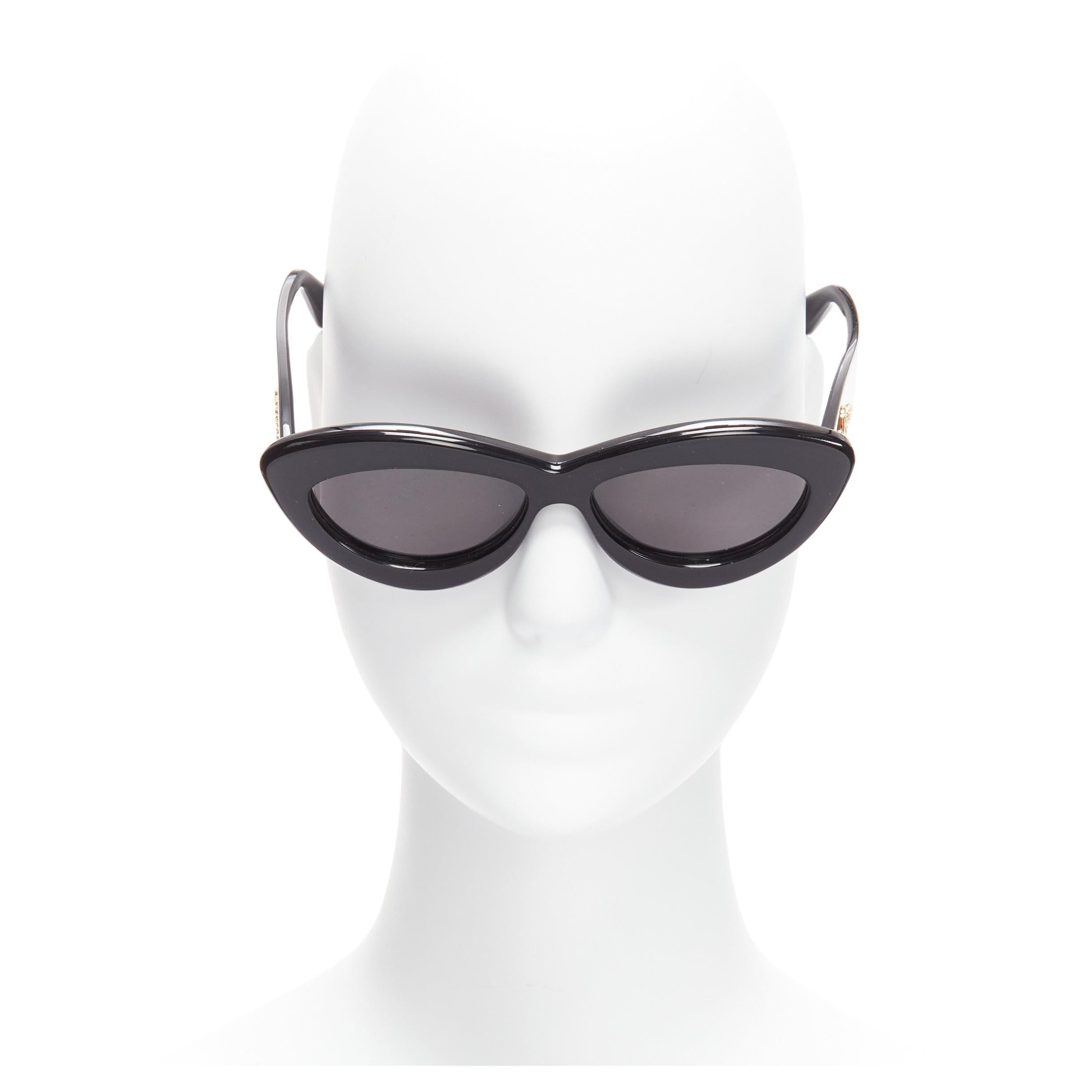 LOEWE LW400961 black acetate gold cursive logo thick frame cat eye sunglasses For Sale