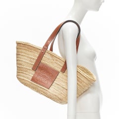 LOEWE Medium Anagram braune Ledertasche mit ausgestelltem Strohkorb aus Raffiabast