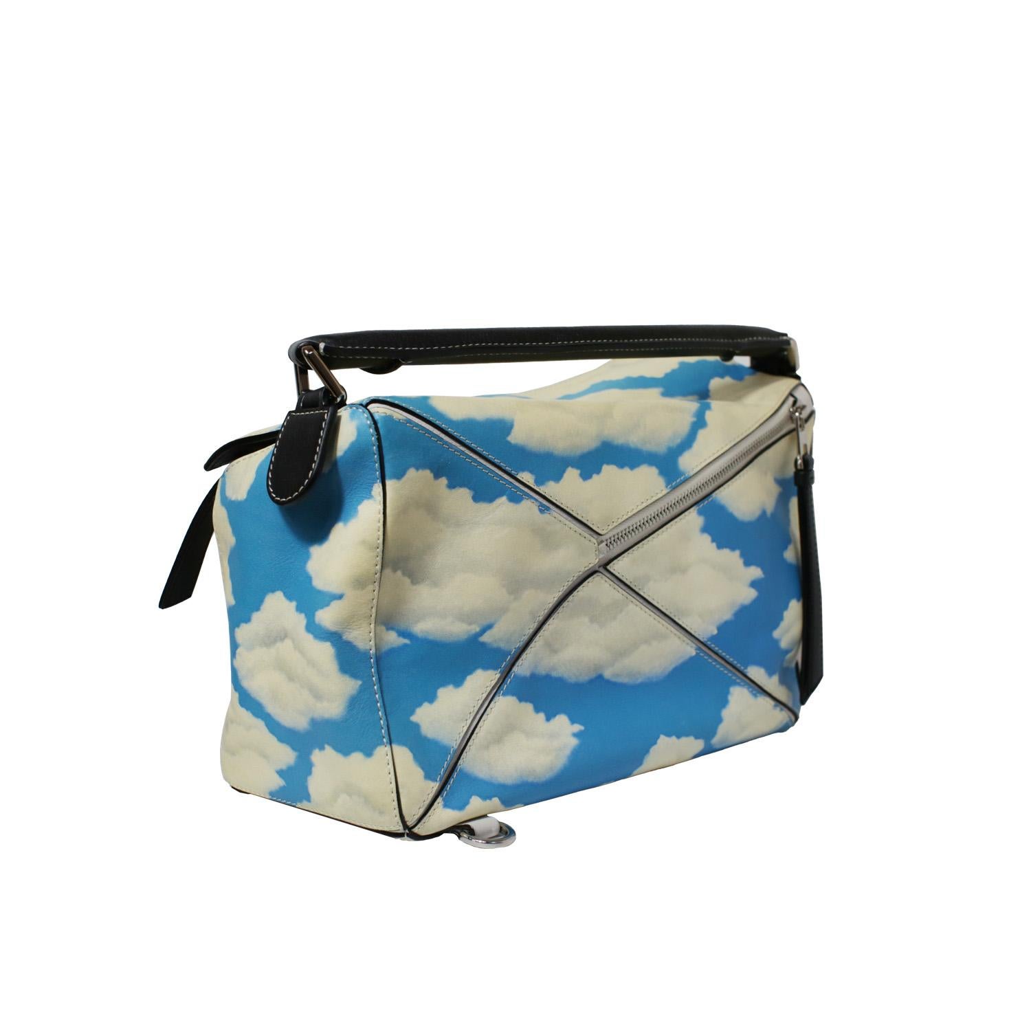 Blanc Loewe - Sac Puzzle avec imprimé nuages bleu ciel et ivoire, taille moyenne