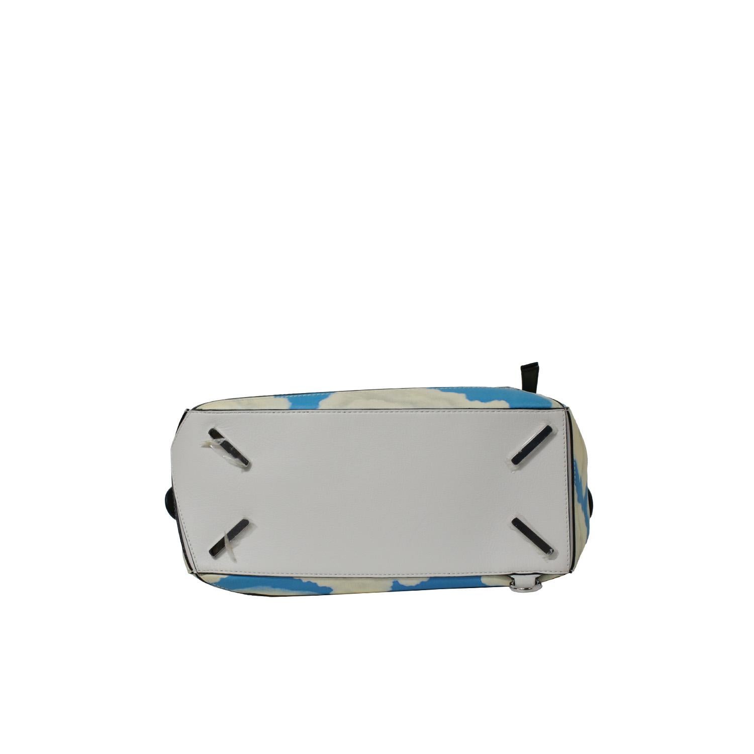 Loewe - Sac Puzzle avec imprimé nuages bleu ciel et ivoire, taille moyenne Bon état à London, GB