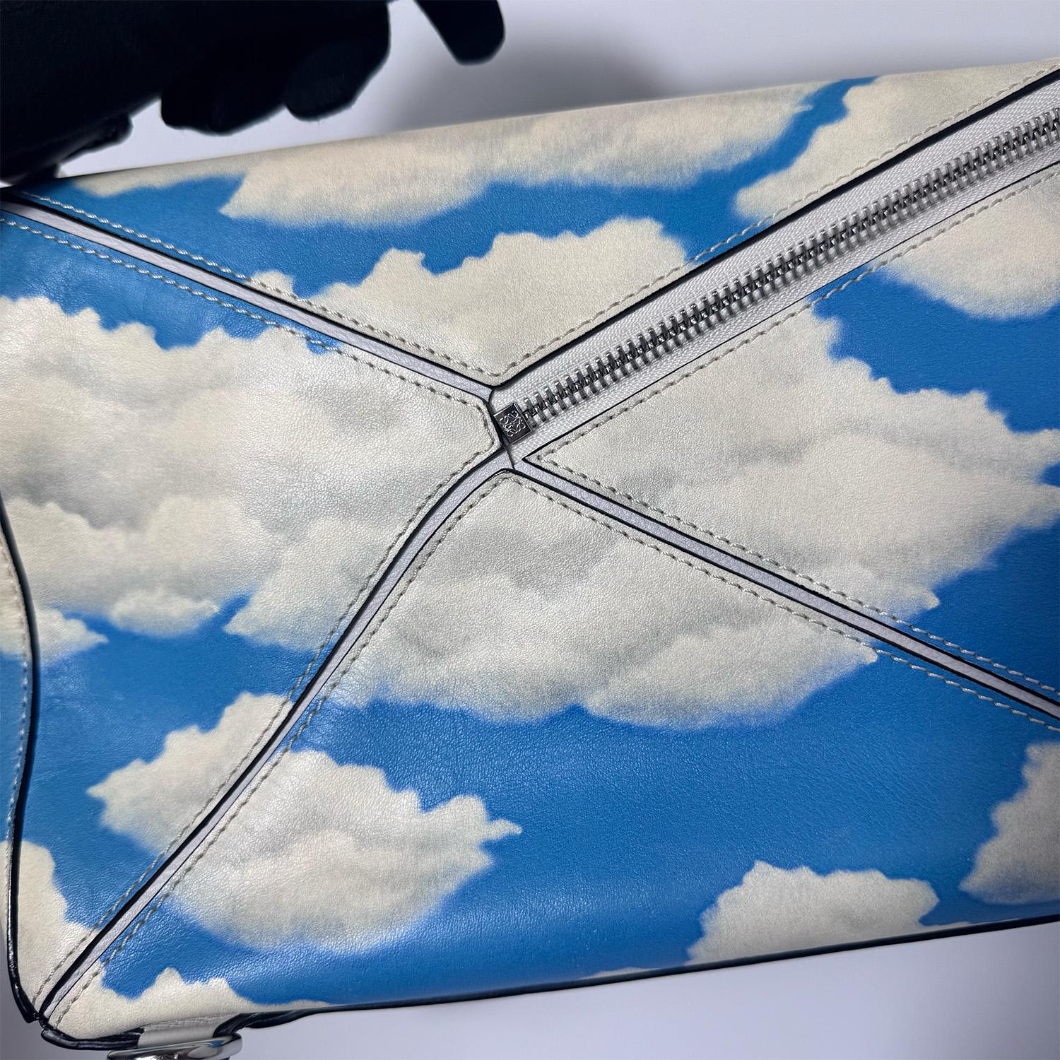  Loewe - Sac Puzzle avec imprimé nuages bleu ciel et ivoire, taille moyenne Unisexe 