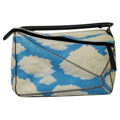 Loewe Medium Größe Puzzle-Tasche mit blauem Himmel und elfenbeinfarbenem Wolkendruck