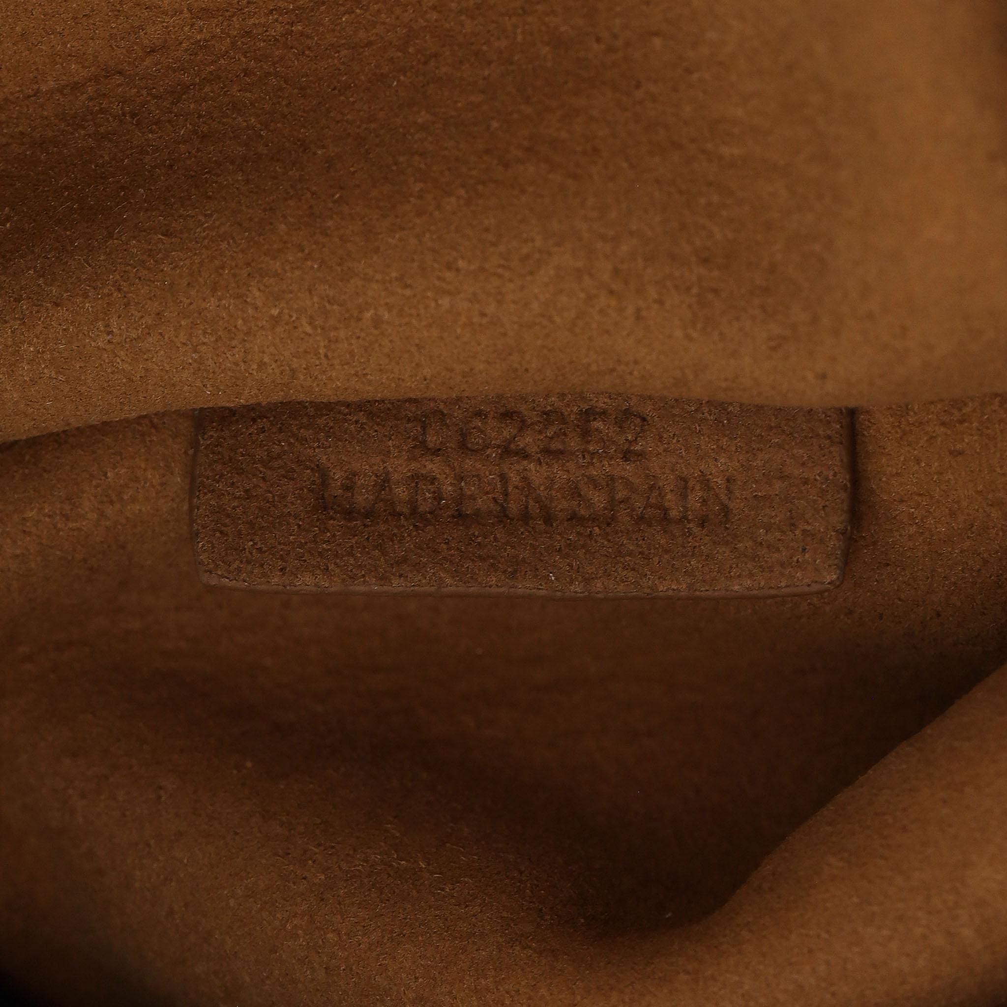 Loewe Borsa media a ciambella in pelle nappa con nodo flamenco in vendita 7