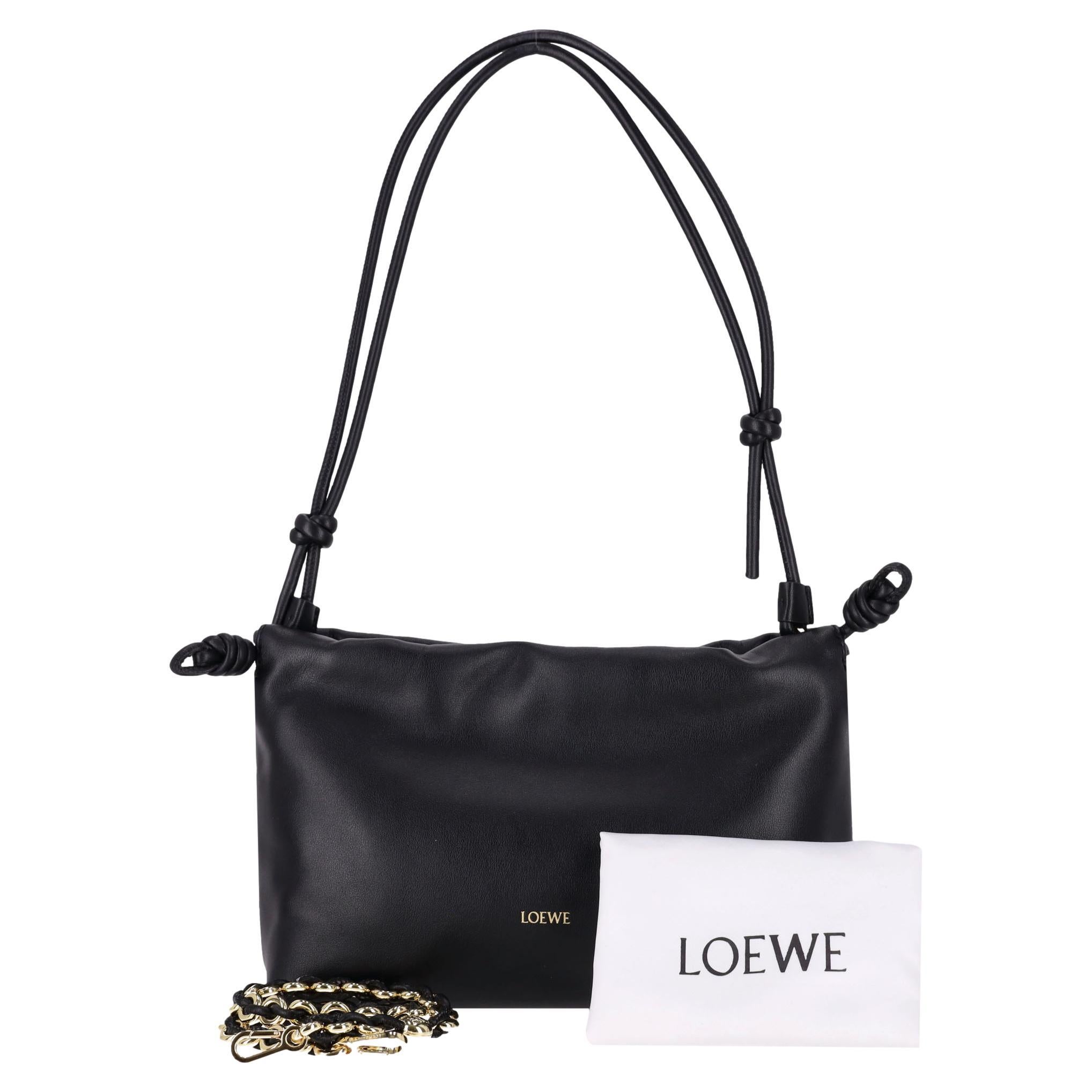 Adoriamo - Borsa Loewe Mellow in pelle nappa media con catena a ciambella e nodo flamenco

Borsa a tracolla/pochette nera in morbida pelle Nappa con firma 