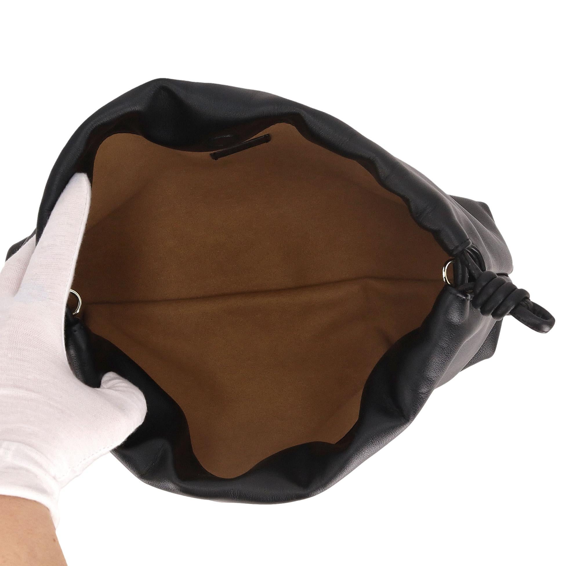 Loewe Borsa media a ciambella in pelle nappa con nodo flamenco in vendita 2