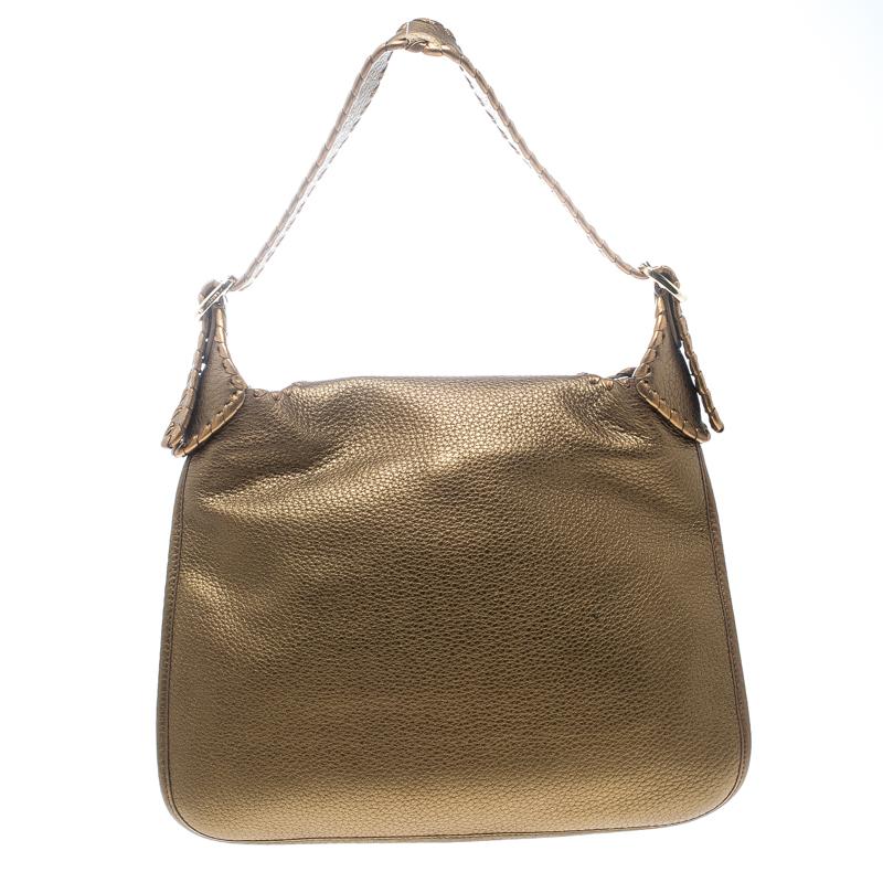 Choose this Loewe bag to look classy. Crafted with leather, it will complement all your outfits and is equipped with a front flap secured by a stylish clasp and a single shoulder strap. The leather lining on the inside of the bag is well stitched
