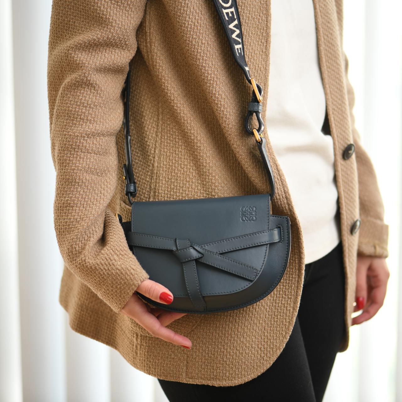 SKU	33301336
Comes With	Dandelion Authenticity Guarantee Card Only
RRP	£1,650 Incl. Taxes / $2,400 Excl. Taxes
Model	Gate Dual
Serial Number	52****
Materials	Calfskin, Suede
Condition	Excellent
Other Info	Dimensions: Approximate 21cm