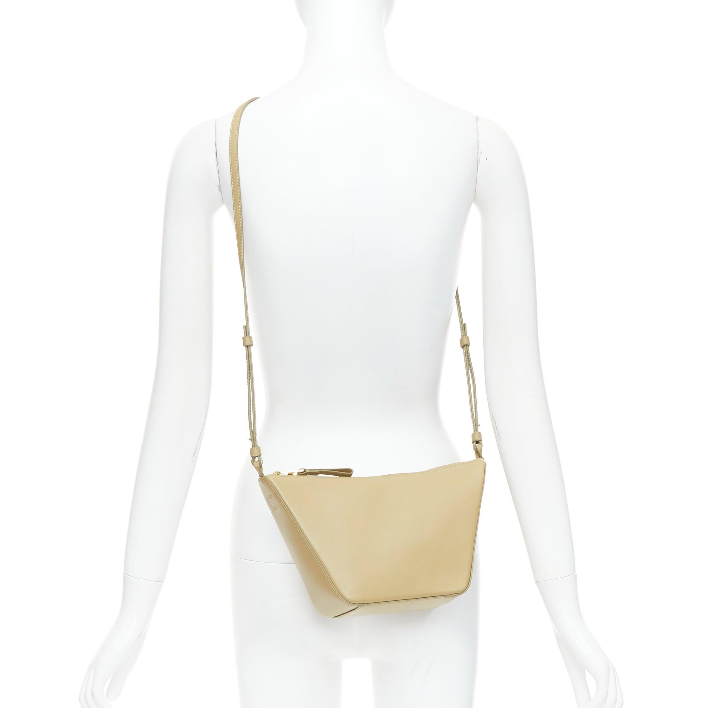 LOEWE Mini Hammock Hobo taupe in pelle morbida con mini crossbody anagrammato
Riferimento: KYCG/A00178
Marchio: Loewe
Model: Amaca Mini
Materiale: Pelle
Colore: Taupe
Modello: Tinta unita
Chiusura: zip
Fodera: Tessuto crema
Dettagli extra: beige.