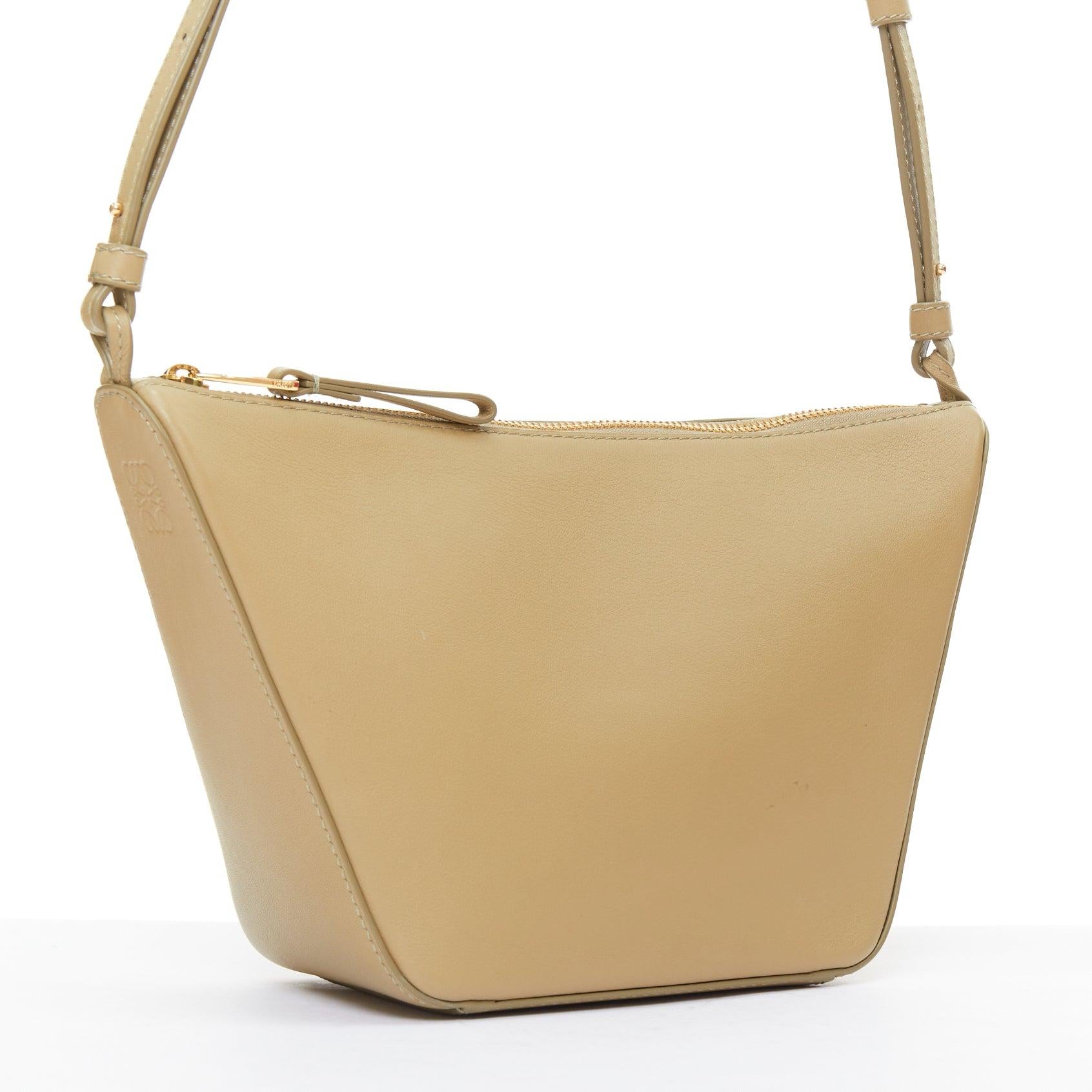 Beige LOEWE Mini Hammock Hobo taupe in pelle morbida con mini crossbody anagrammato in vendita