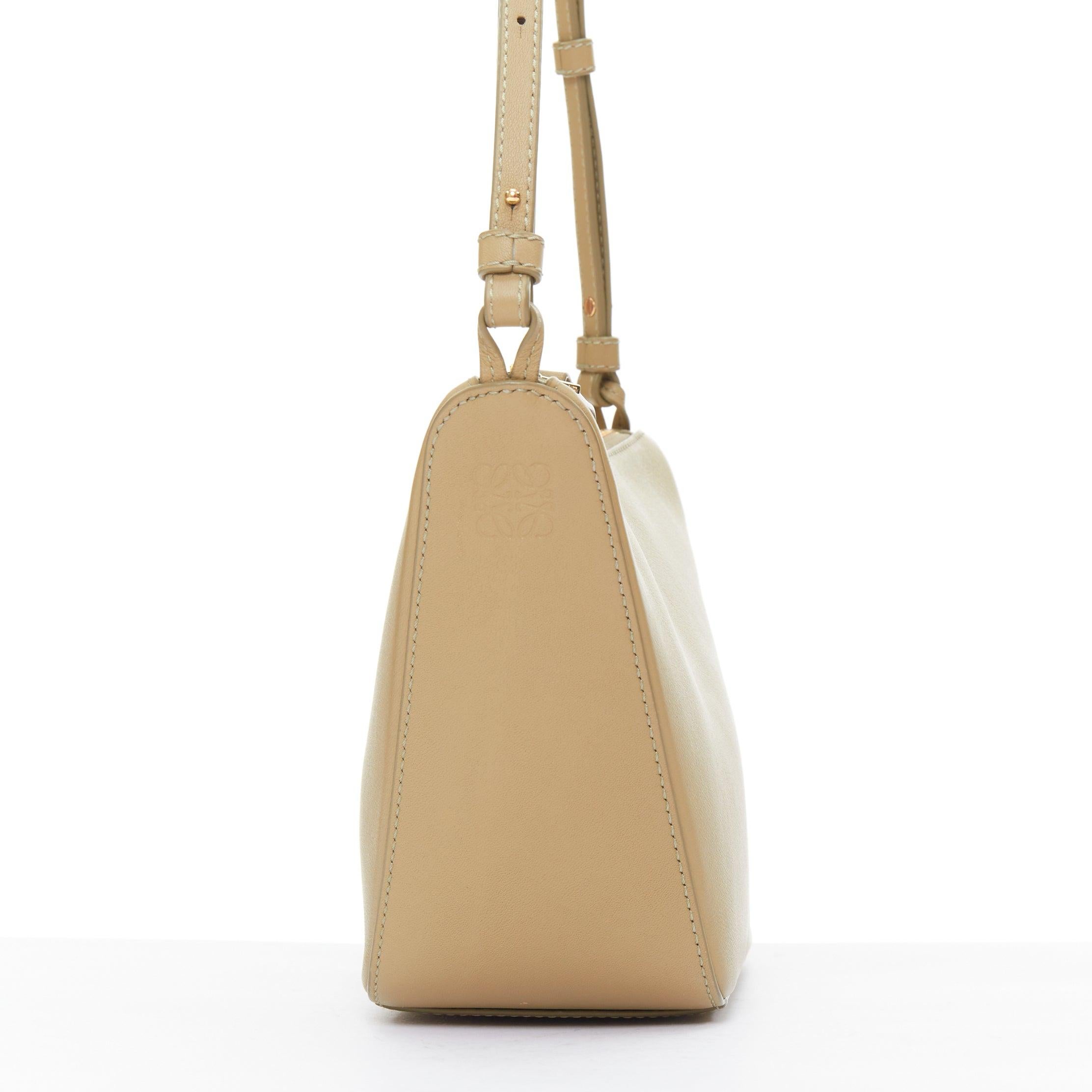 LOEWE Mini Hammock Hobo taupe in pelle morbida con mini crossbody anagrammato In condizioni buone in vendita a Hong Kong, NT