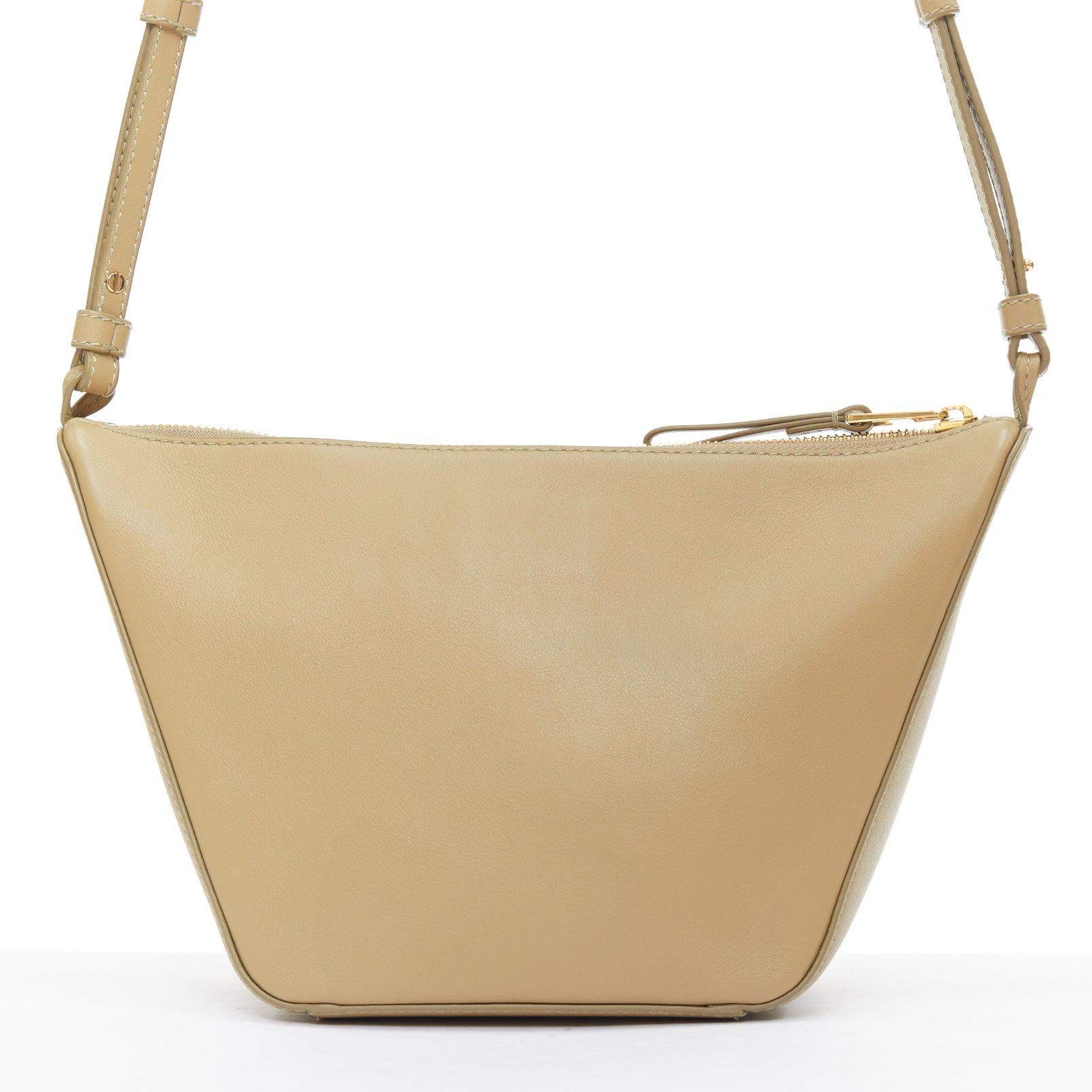 Donna LOEWE Mini Hammock Hobo taupe in pelle morbida con mini crossbody anagrammato in vendita