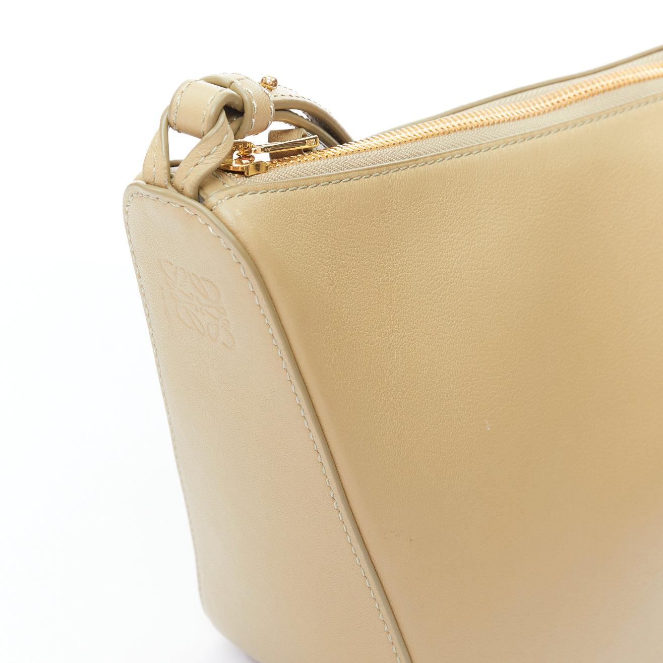 LOEWE Mini Hammock Hobo taupe in pelle morbida con mini crossbody anagrammato in vendita 2
