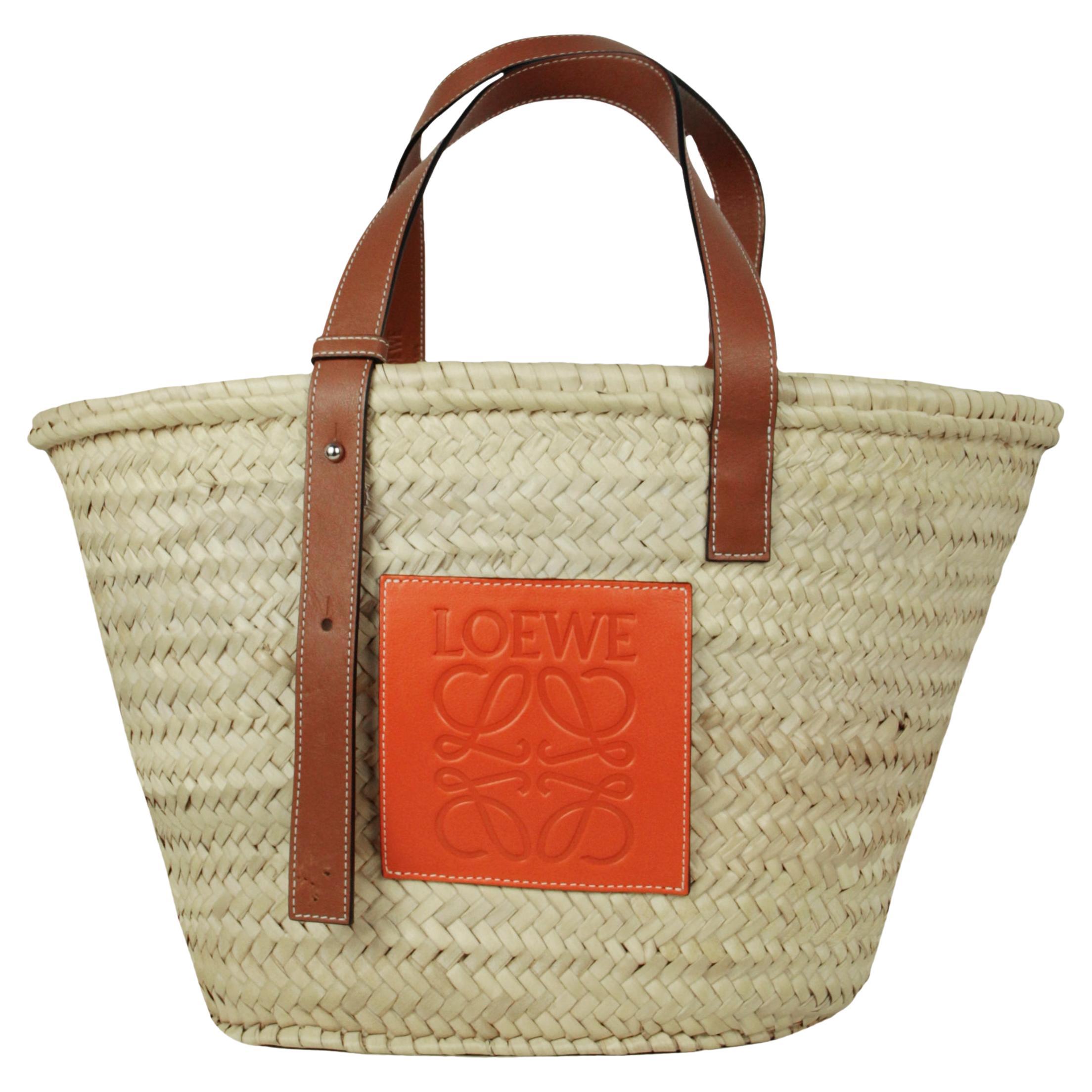 Loewe Natürliche/Orange Raffia Tragetasche mit Korb im Angebot bei 1stDibs
