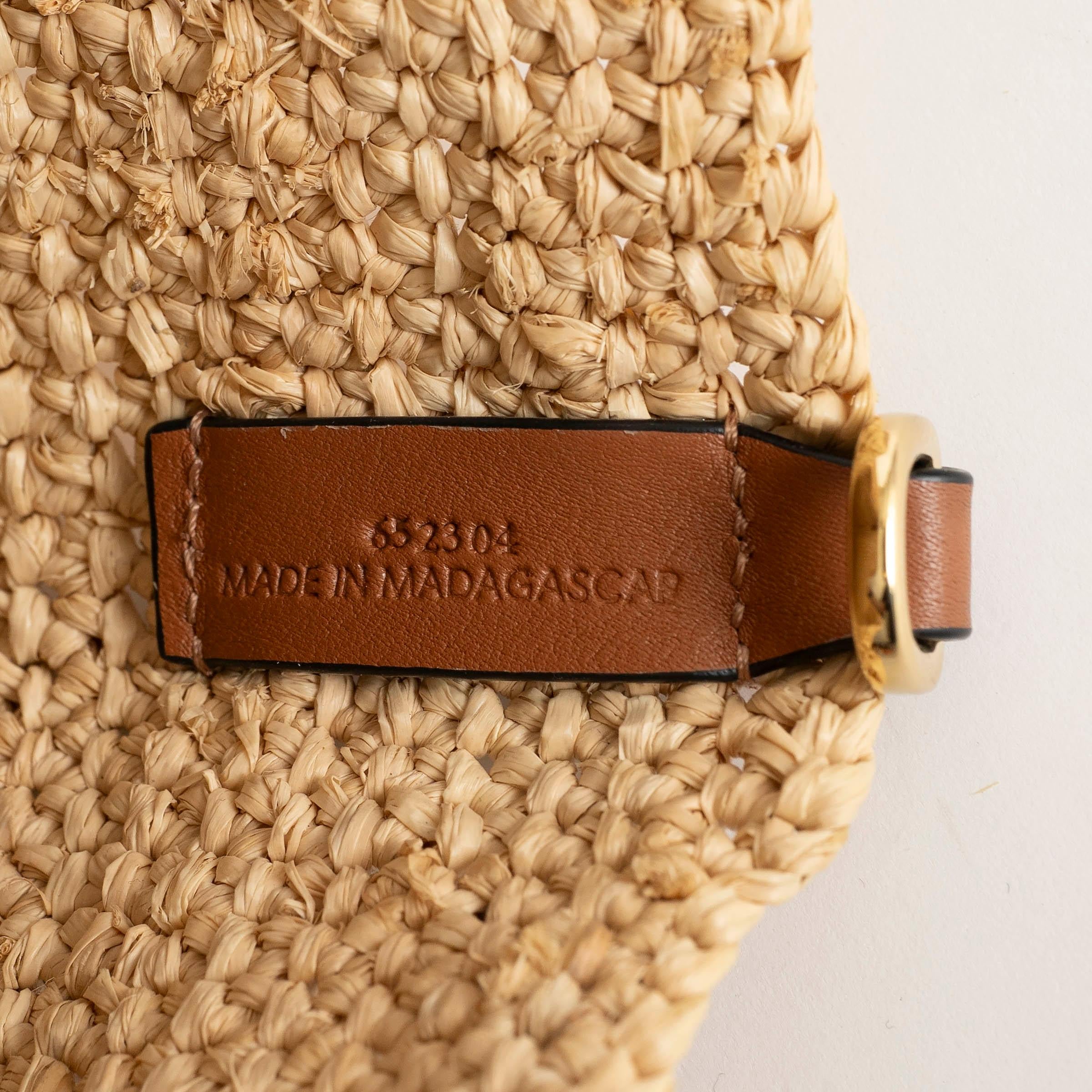 LOEWE - Sac fourre-tout SLIT MINI en raphia naturel et beige en vente 2