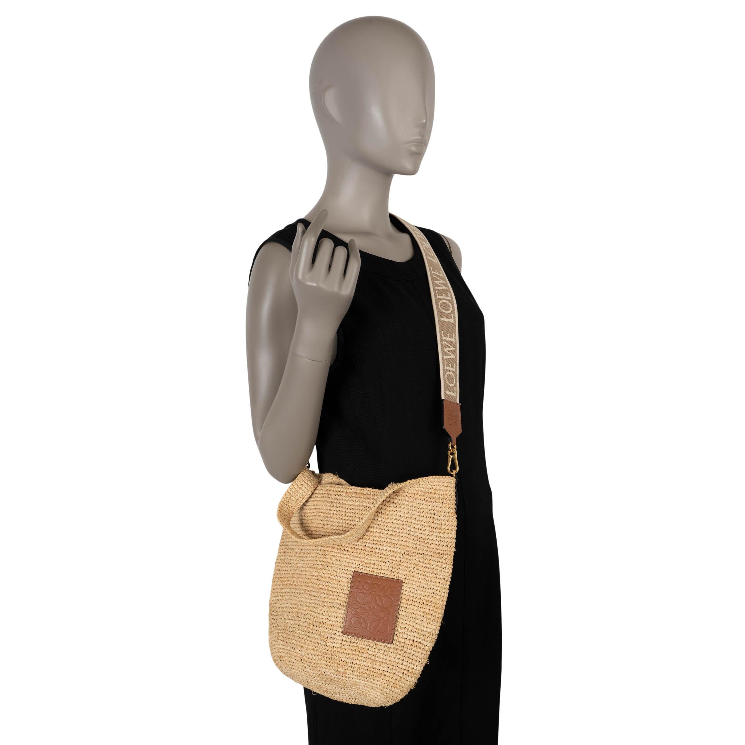 LOEWE - Sac fourre-tout SLIT MINI en raphia naturel et beige en vente 3
