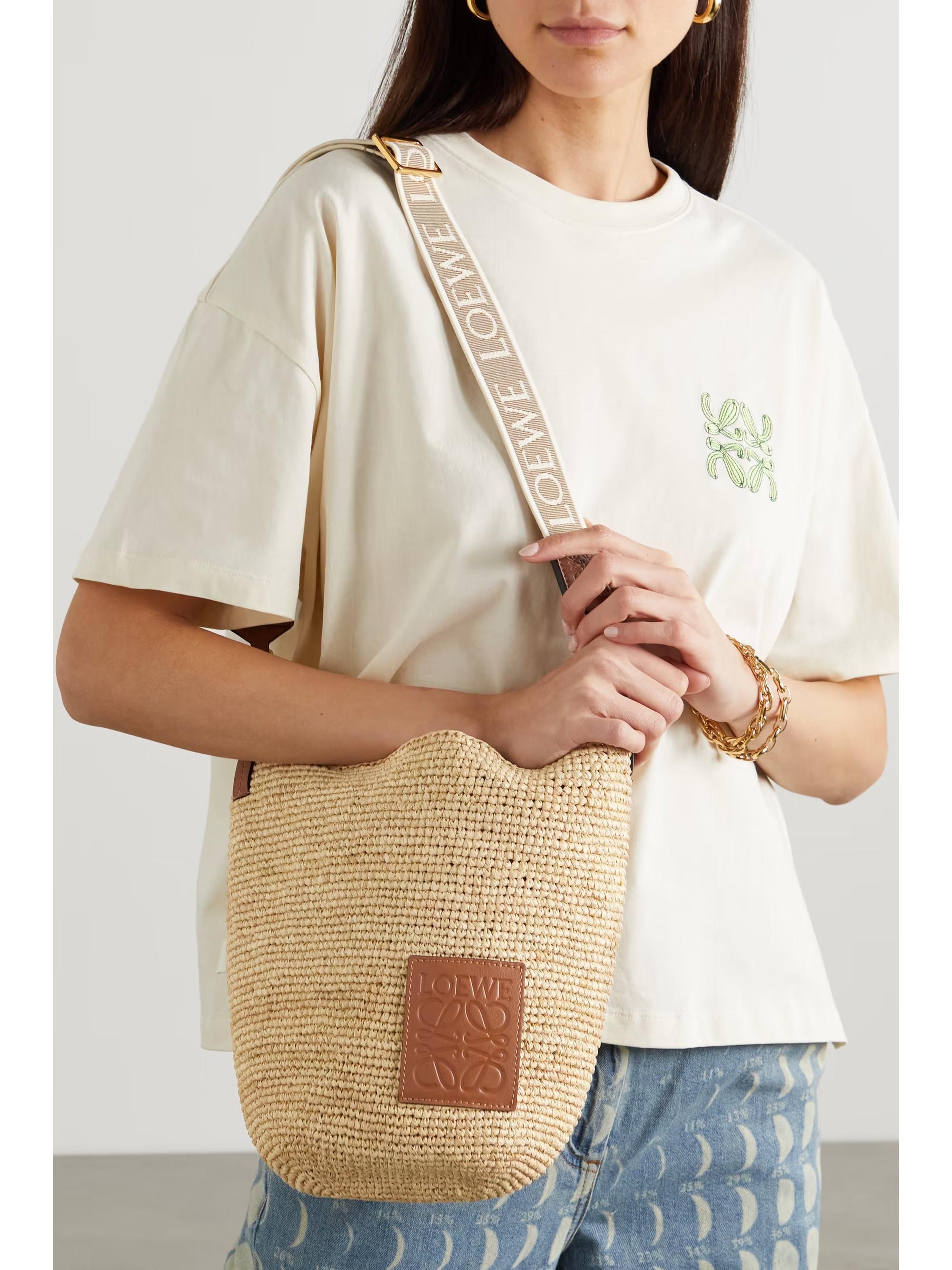 LOEWE - Sac fourre-tout SLIT MINI en raphia naturel et beige en vente 4
