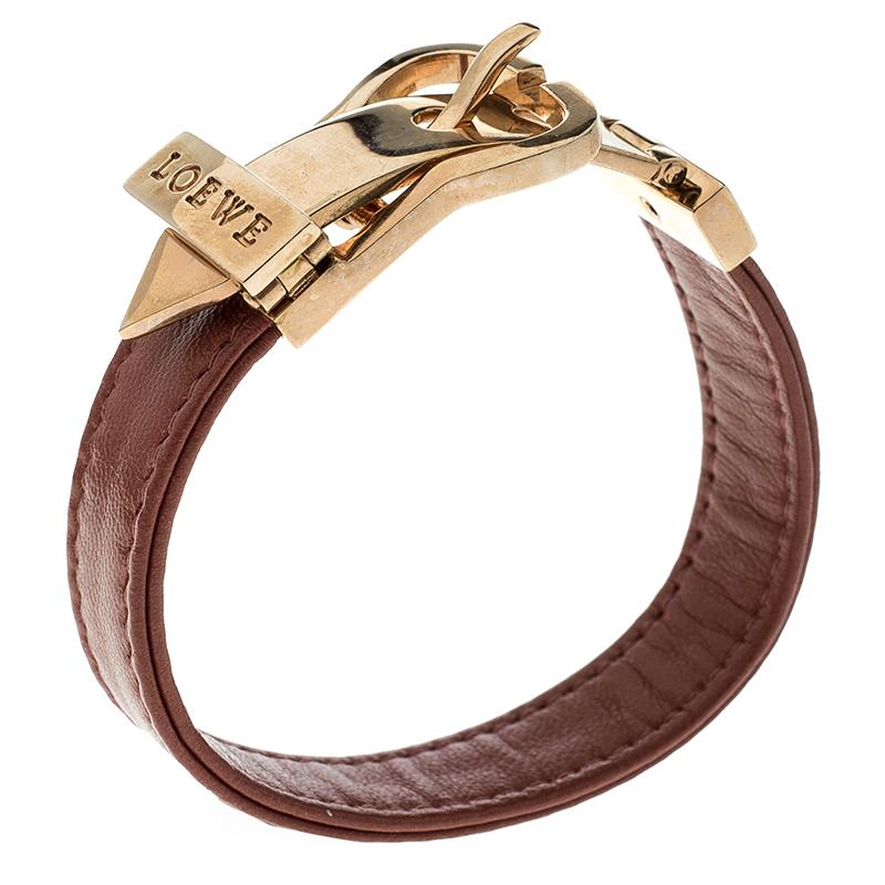 Wear you style with luxurious panache with this bracelet from the house of Loewe. Crafted from lush red toned leather, this bracelet features a rose-gold buckle that impart a look of trendy style. Pair it with your attire for the day and stand out