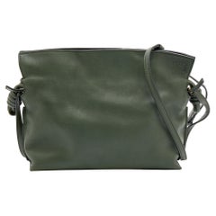 Loewe Olivgrüne Flamenco-Clutch aus Leder