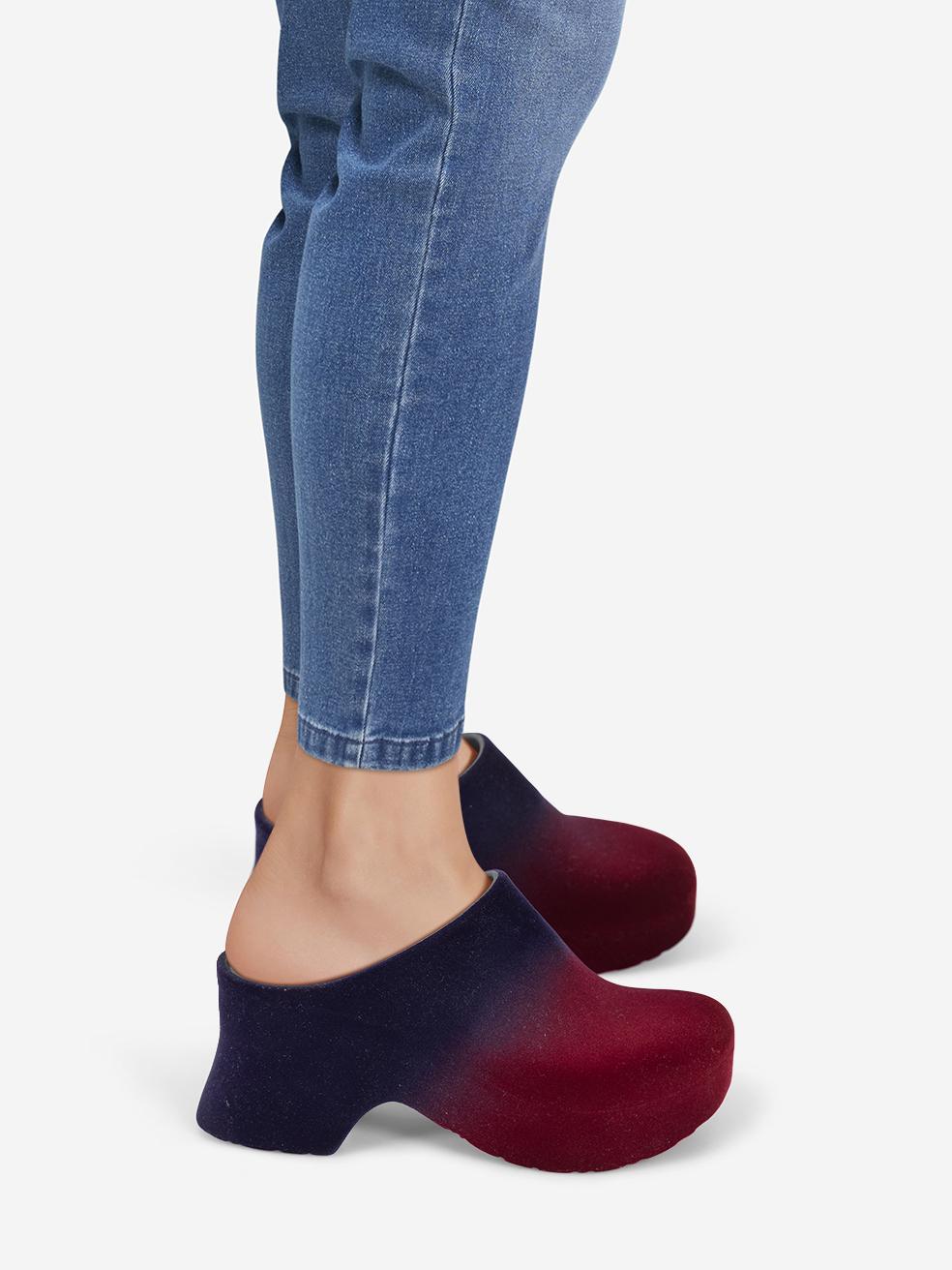 El ESTADO es Nunca usada. Debido al mal almacenamiento de los zapatos, hay una decoloración en el talón izquierdo y un arañazo en el talón derecho en este artículo nuevo de reventa del diseñador Loewe. Este par de zapatos viene en las bolsas de