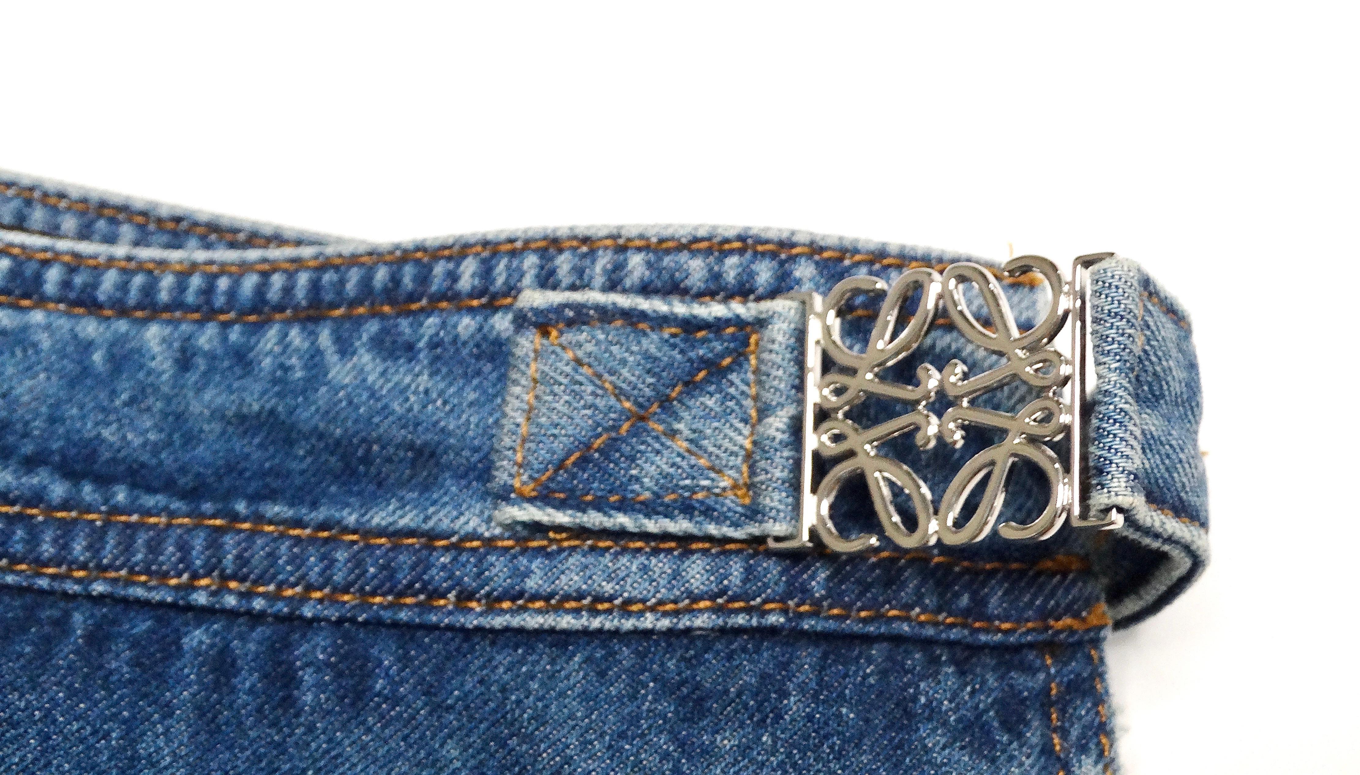 The Loewe Paula Ibiza Denim Anagram Mini Skort is a standout piece that seamlessly blends casual charm with high-fashion flair. Made from sturdy denim, this skort features a chic silver Loewe logo on each hip, adding a touch of brand sophistication.