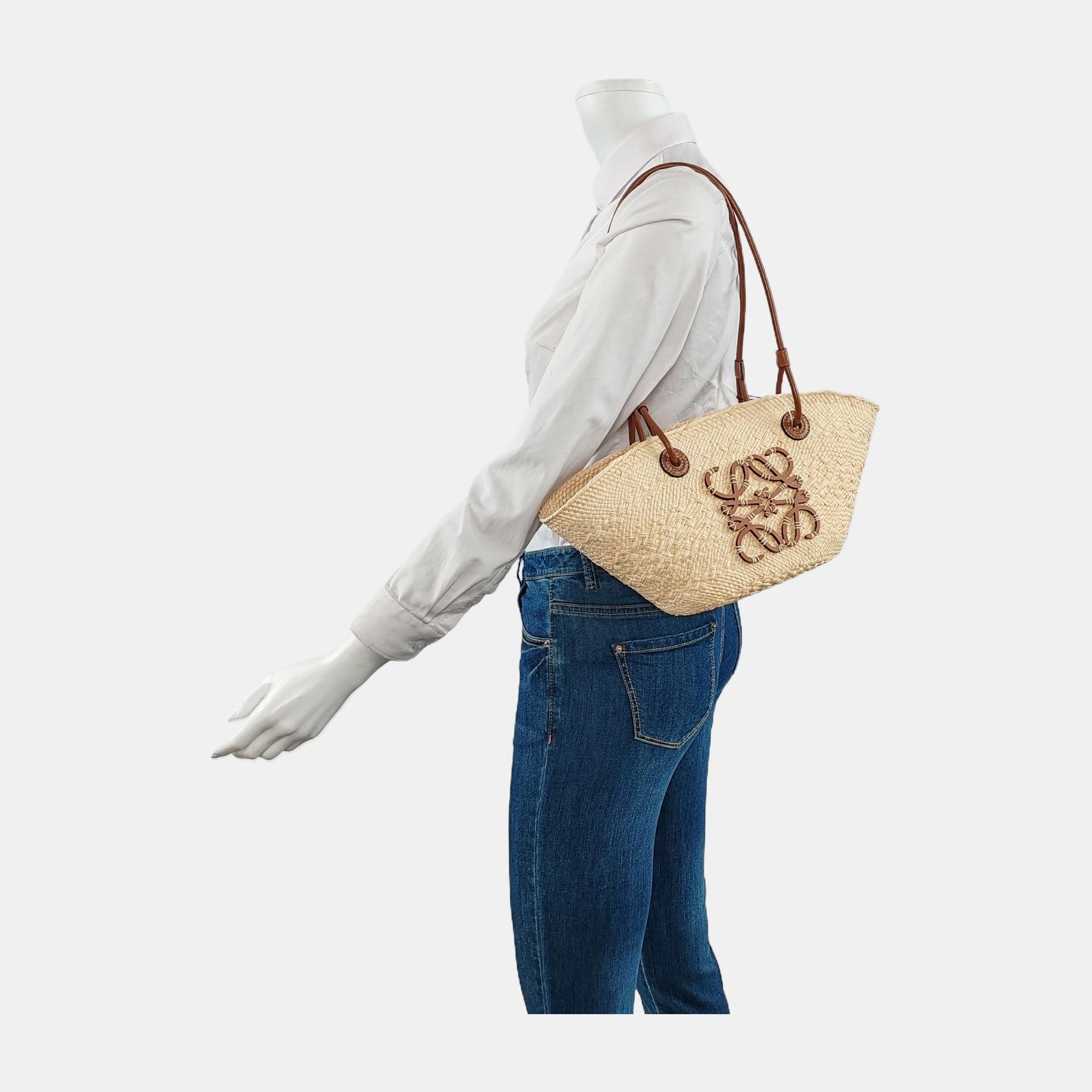 CONDITION: EXCELLENT

There may be light stains on the surface.

DETAILS:

Loewe 
Material: Raffia, leather
Beige brown
Base Width: 19 x Height: 17 x Depth: 13cm 
Shoulder strap length 67cm