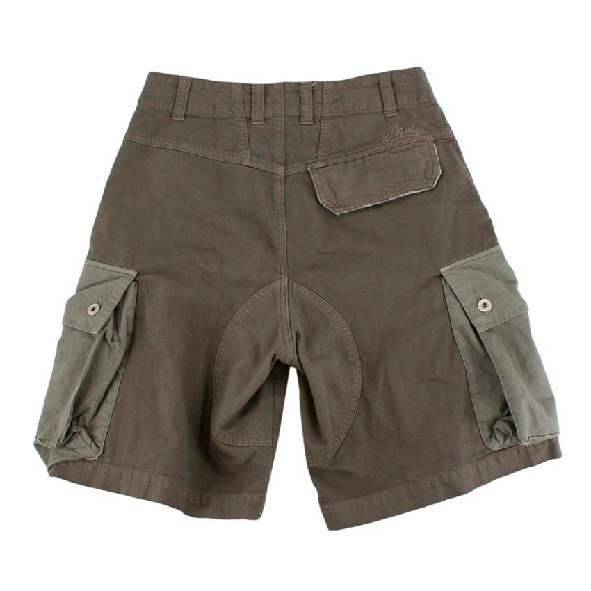 Loewe Paula's Ibiza Khaki Green Cargo Shorts
 

 - Loewe Paula's Ibiza Collection
 - Wide-leg cargo shorts cut from mid-weight cotton and features a low crotch style, in two unique shades of green
 - Cross stitching near the pockets
 - Silver