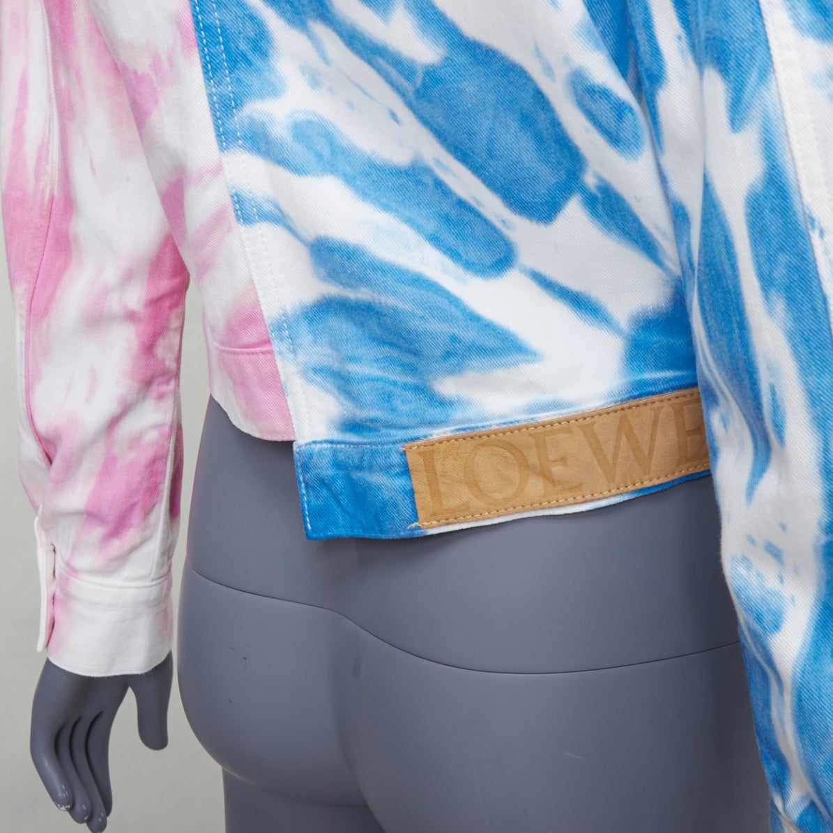 LOEWE Veste en jean fendue PAULA'S IBIZA rose bleu tie dye FR34 XS
Référence : NILI/A00070
Marque : Loewe
Collectional : PAULA'S IBIZA 2020
MATERIAL : Denim
Couleur : rose, bleu
Motif : Tie Dye
Fermeture : bouton
Détails supplémentaires : Amoureux
